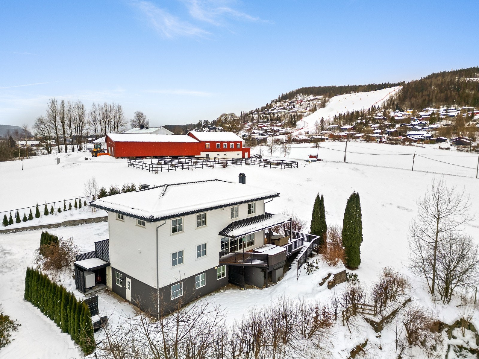 Det opprinnelige huset ble oppført i 1966 over 2 plan, senere ble huset påbygd/ombygd i 2013 med øverste etasje m.m. og samtidig betydelig oppgradert og påkostet med gjennomående moderne standard. Galleribilde