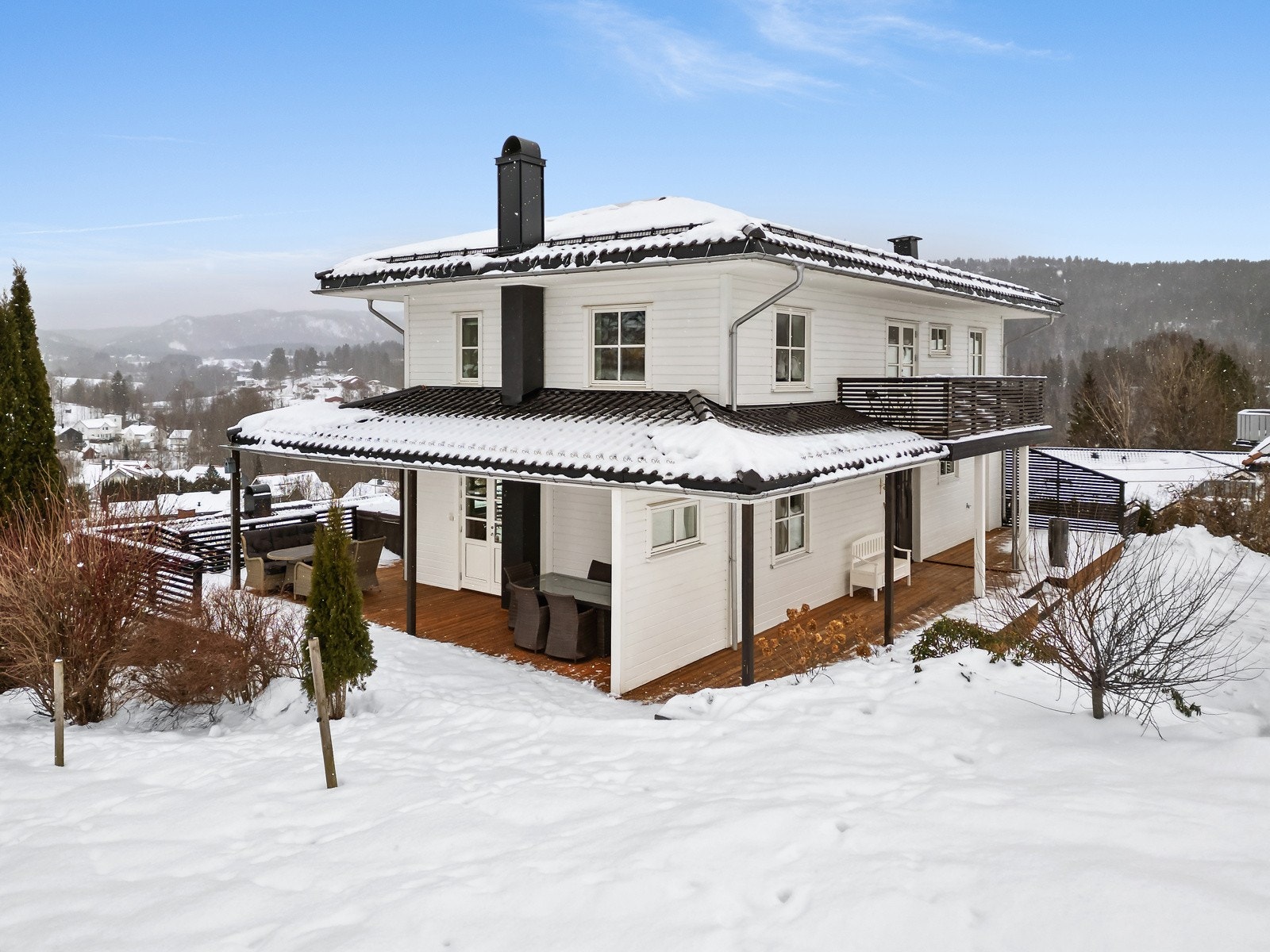 Boligen har en landlig og flott beliggenhet innerst i en liten, fredelig blindvei. Eiendommen grenser til landbruksområder og ligger meget solrikt til på en høyde hvor solen kan nytes fra morgen til kveld - her er det også sol i vinterhalvåret. Galleribilde