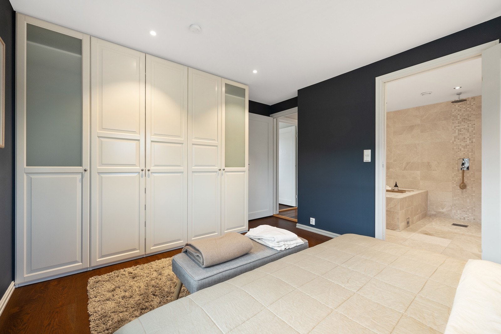 Hovedsoverom med god garderobeplass (soverom 1 av 4 i 2. etasje) Galleribilde