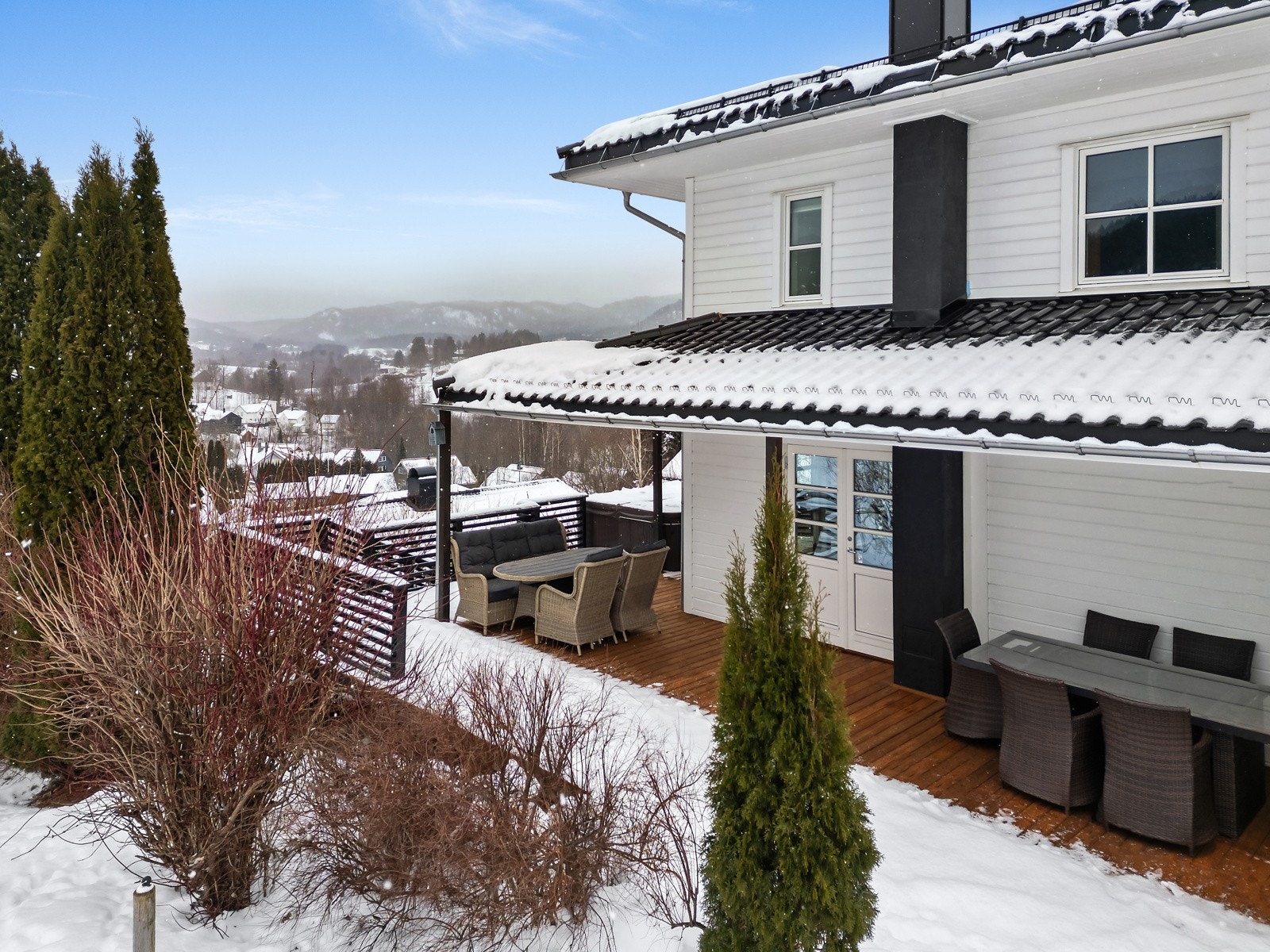 Det er store terrasser på alle sider av huset, her fra terrassen med tilgang fra stuen i 1. etasje - sydvestvendt og dels overbygd terrasse med meget gode solforhold Galleribilde