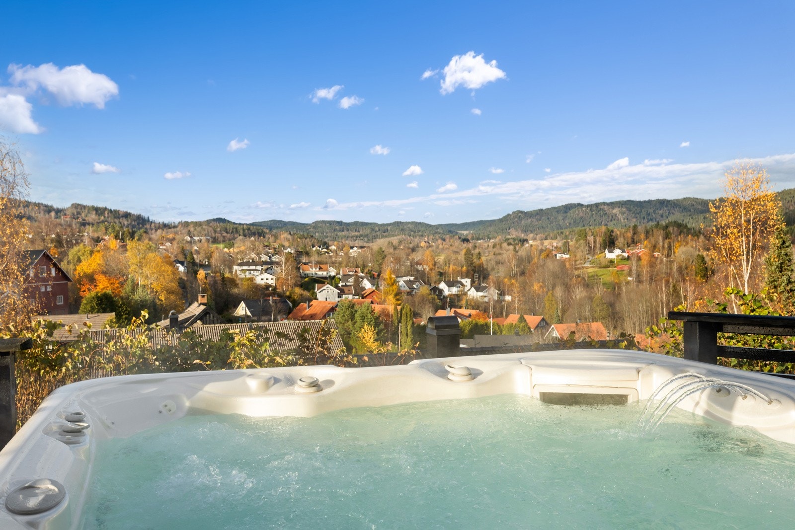Herlig utsikt videre innover i Lommedalen fra terrassen og Jacuzzien Galleribilde