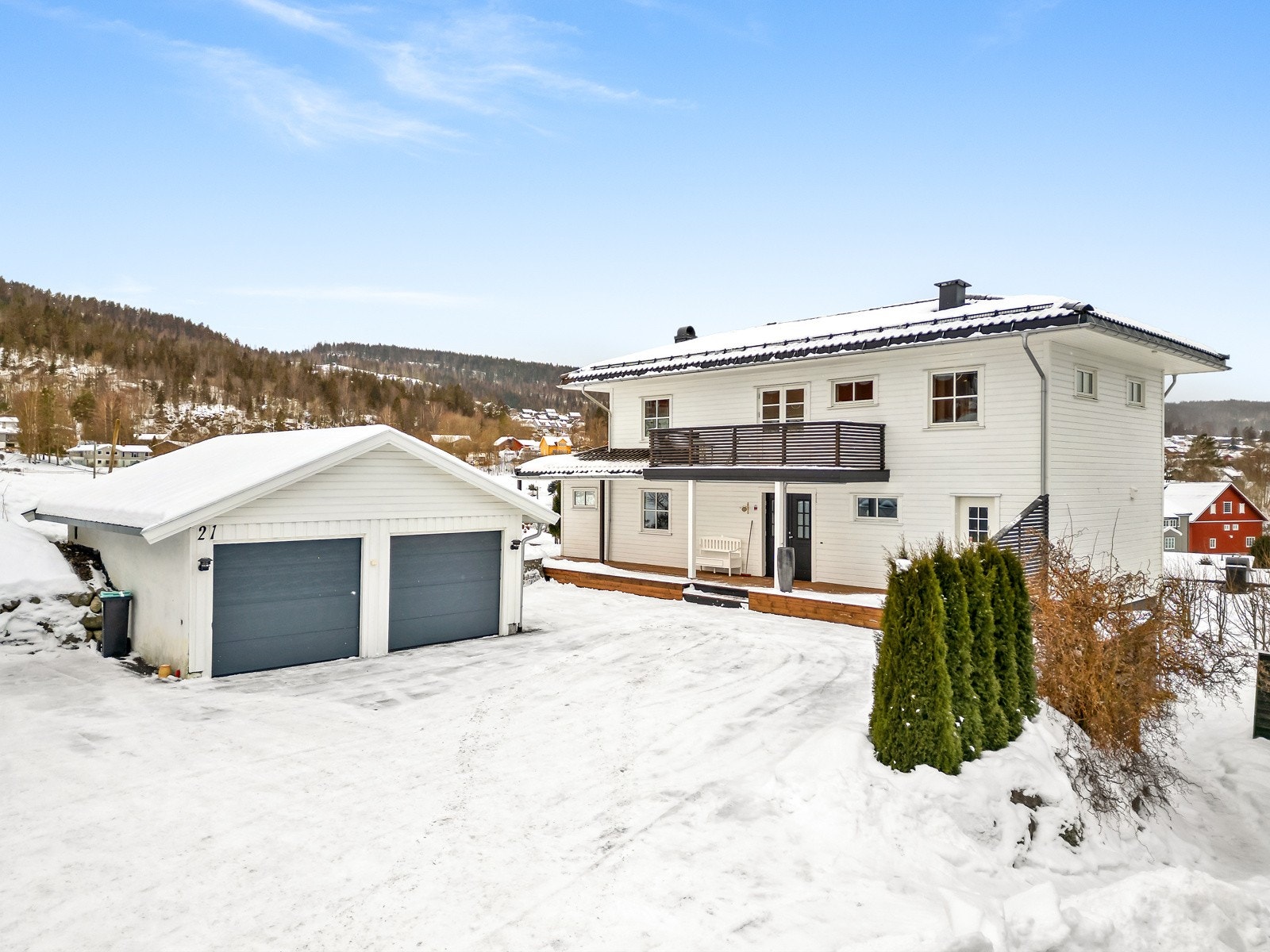 Det opprinnelige huset ble oppført i 1966 over 2 plan, senere ble huset påbygd/ombygd i 2013 med øverste etasje m.m. og samtidig betydelig oppgradert og påkostet med gjennomående moderne standard. Galleribilde