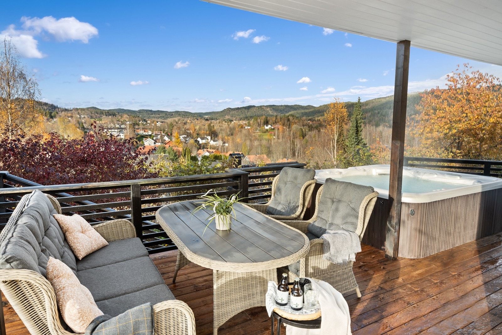 Stor vest- og nordvestvendt terrasse med tilgang fra stuen hvor solen kan nytes langt utover sommerkveldene, helt til den dupper ned over Krokskogen Galleribilde