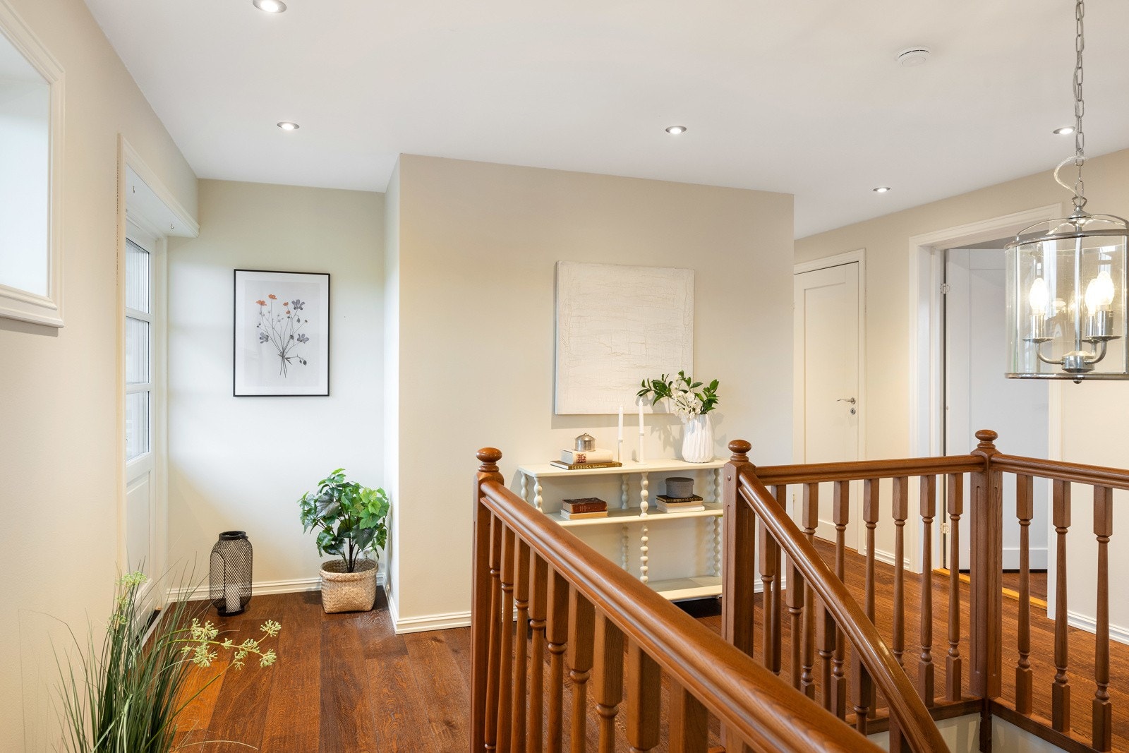 Trapperom og gang i 2. etasje (denne etasjen er nybygg fra 2013) med tilgang til bl.a. 4 soverom, 2 bad og bod samt utgang til en stor sydøstvendt veranda over inngangspartiet. Galleribilde