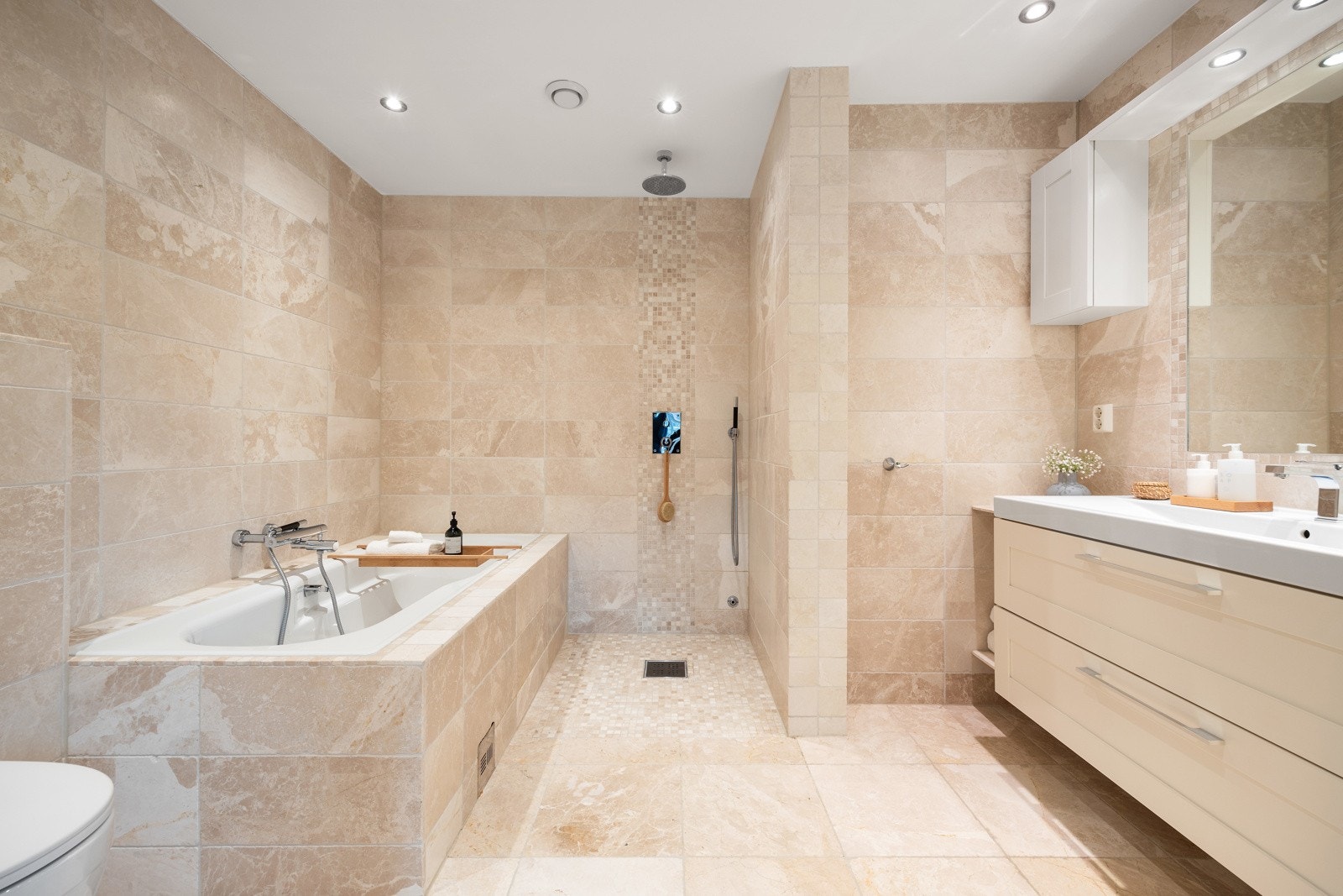 Stort bad i direkte tilknytning til hovedsoverommet i 2. etasje Galleribilde