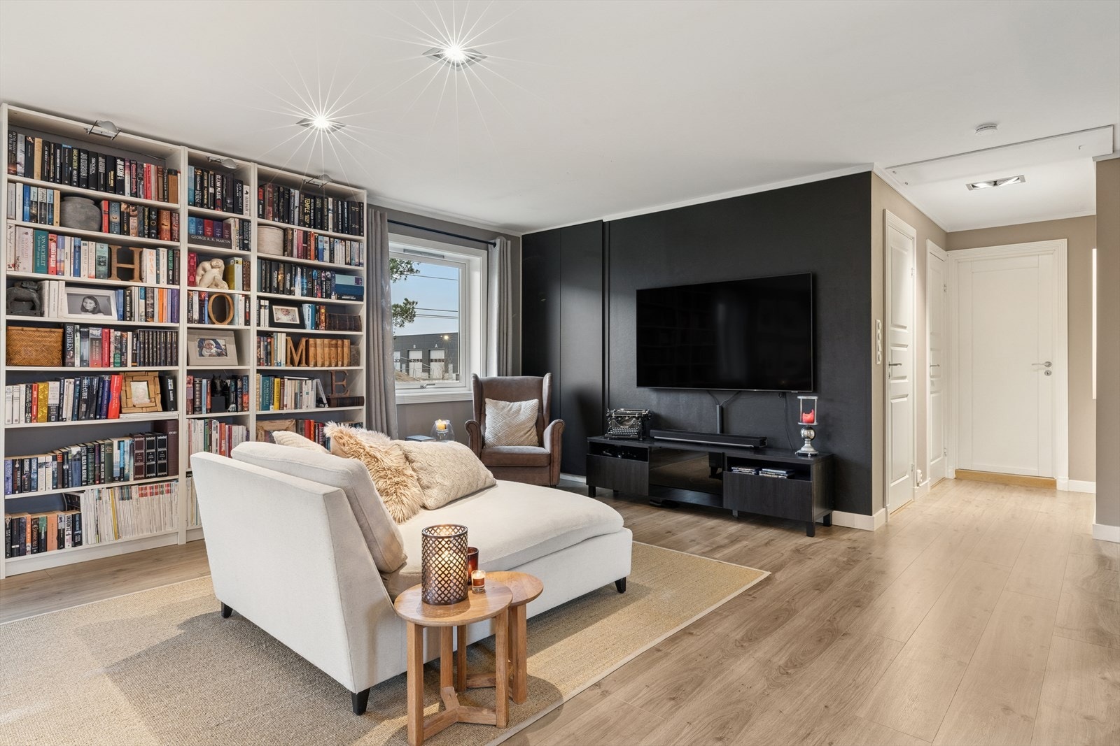 Stuen har et eget TV-hjørne. Her kan en se på tv mens en annen kan lese en bok i sofaen. Galleribilde