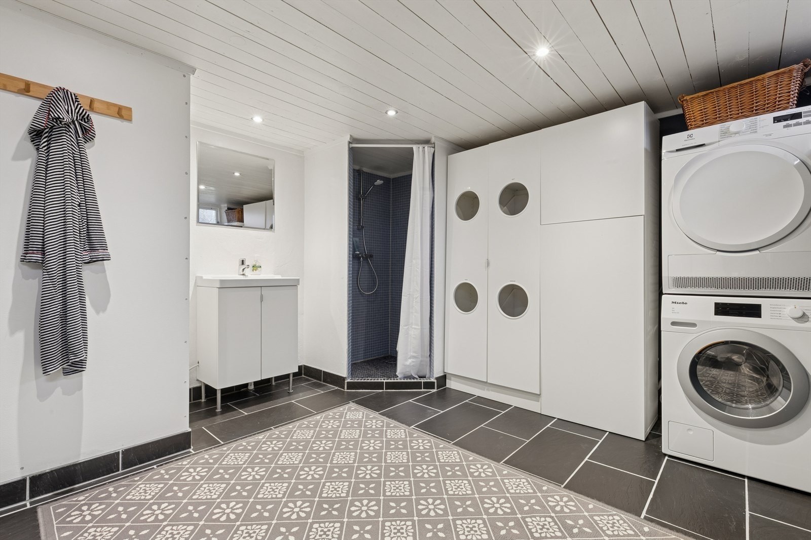 Rommet er innredet som vaskerom med god plass til både oppbevaring og vaskeløsning. Galleribilde