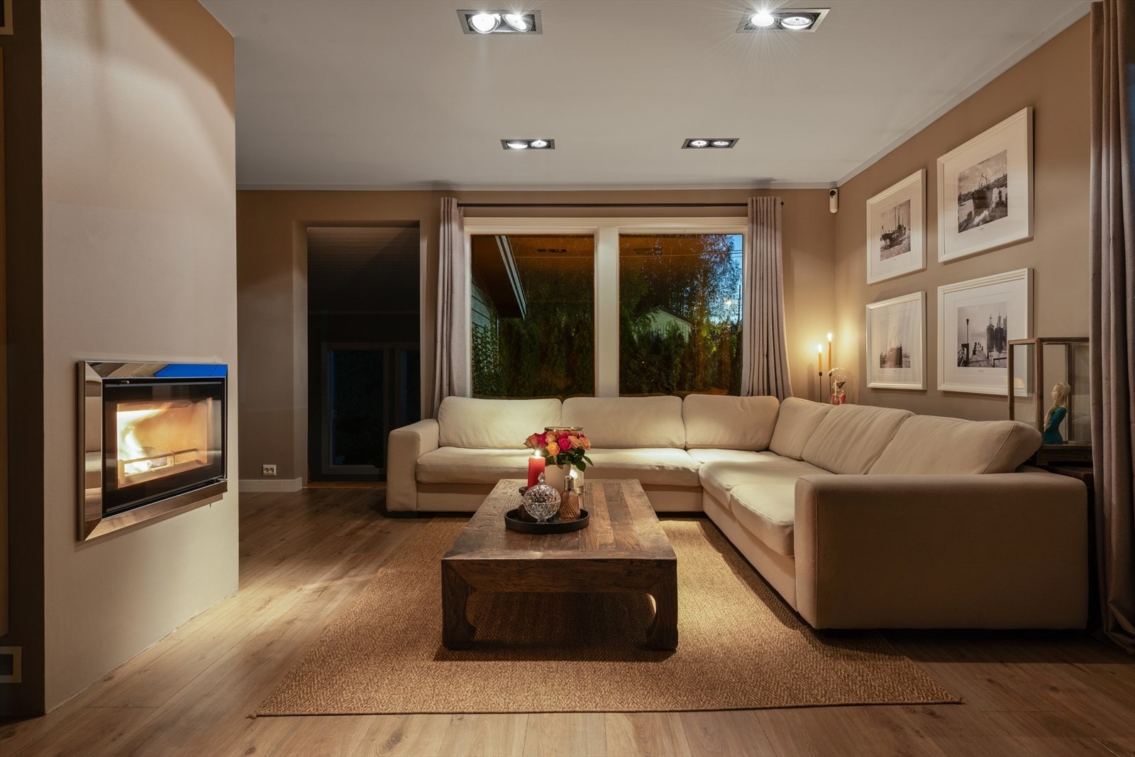 Varm og koselig stue med peis - perfekt sted å slappe av på kvelden. Galleribilde