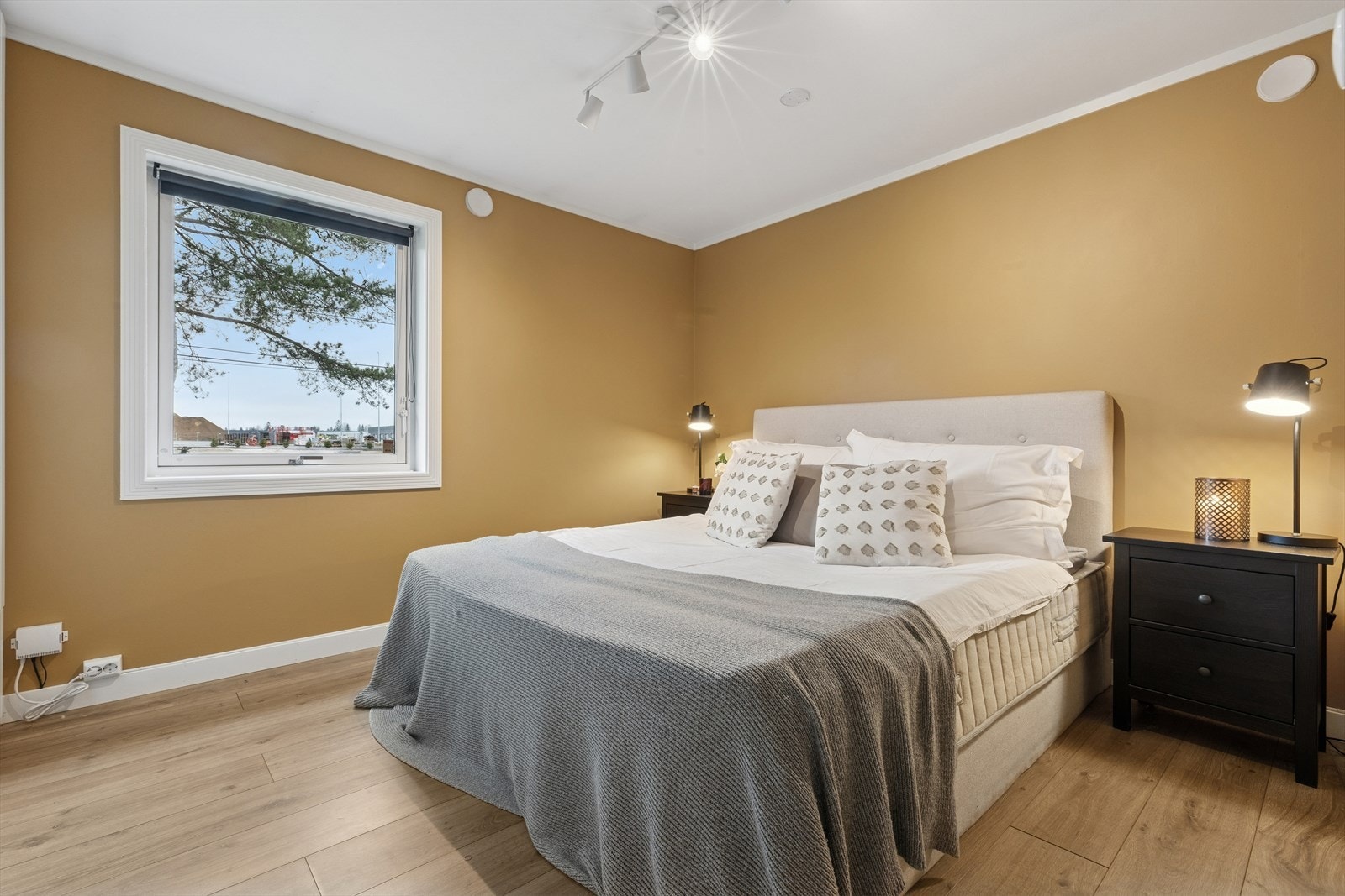 Soverom i første etasje har rikelig med plass til dobbeltseng og annen innredning. Galleribilde