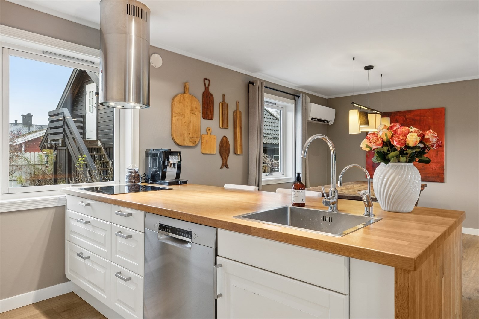 Kjøkkenet har en smart løsning slik at du kan lage mat på kjøkkenøya samtidig som du holder en samtale med gjester. Galleribilde