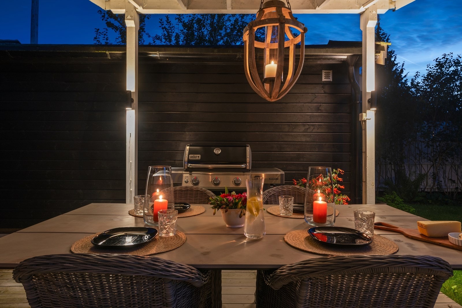 God plass til sittegruppe hvor man kan nyte grillmat med gjester, perfekt på sommertid. Galleribilde