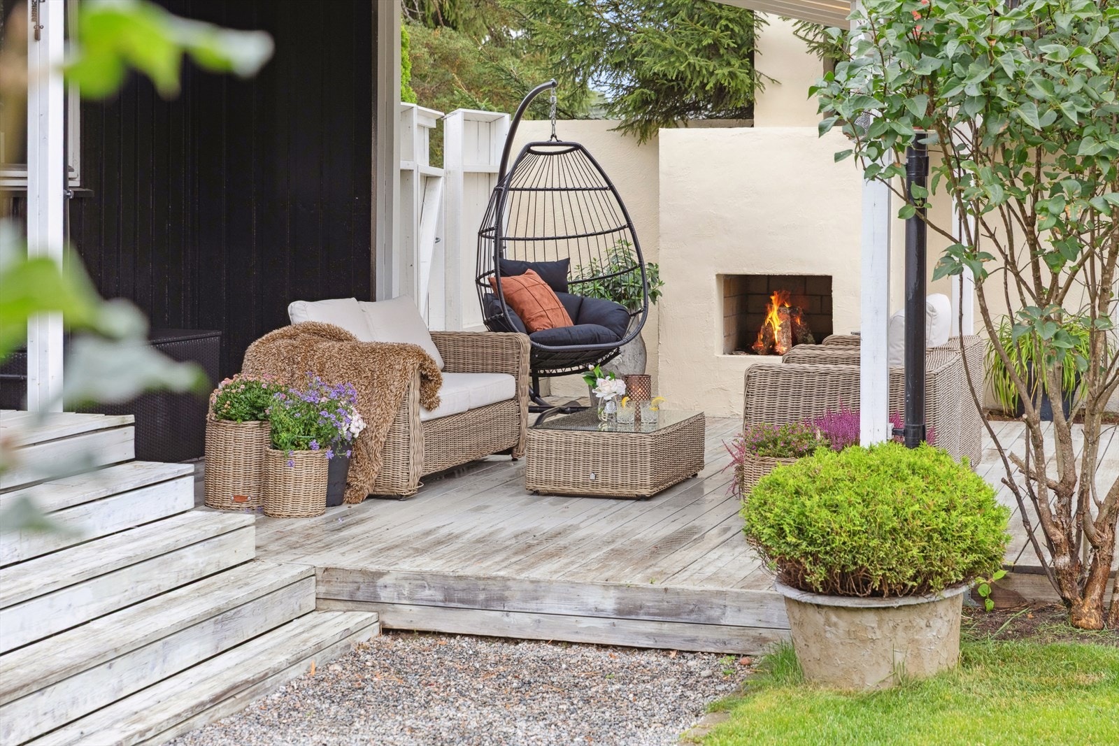 Koselig uteplass som kan benyttes vår, sommer og høst. Galleribilde