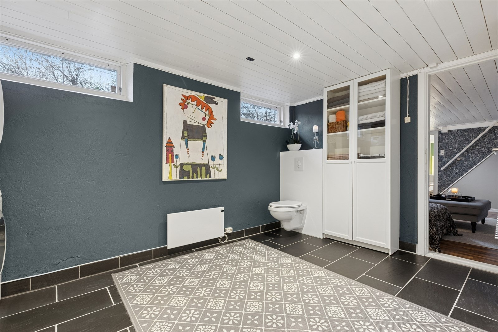 Rommet som er innredet som vaskerom i underetasjen har dusj og toalett. Galleribilde