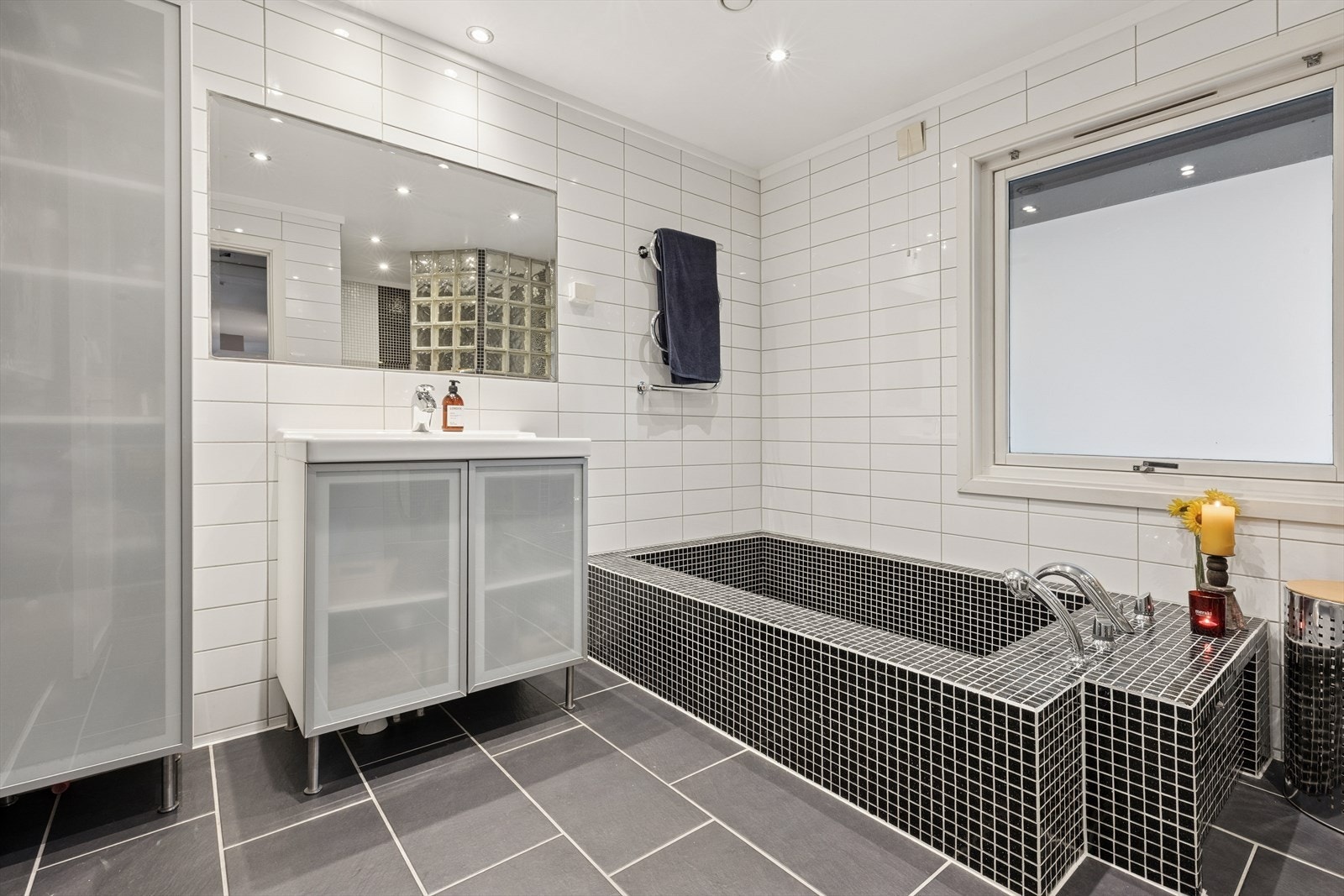 Flisbelagt bad i første etasje med varme i gulvet. Galleribilde