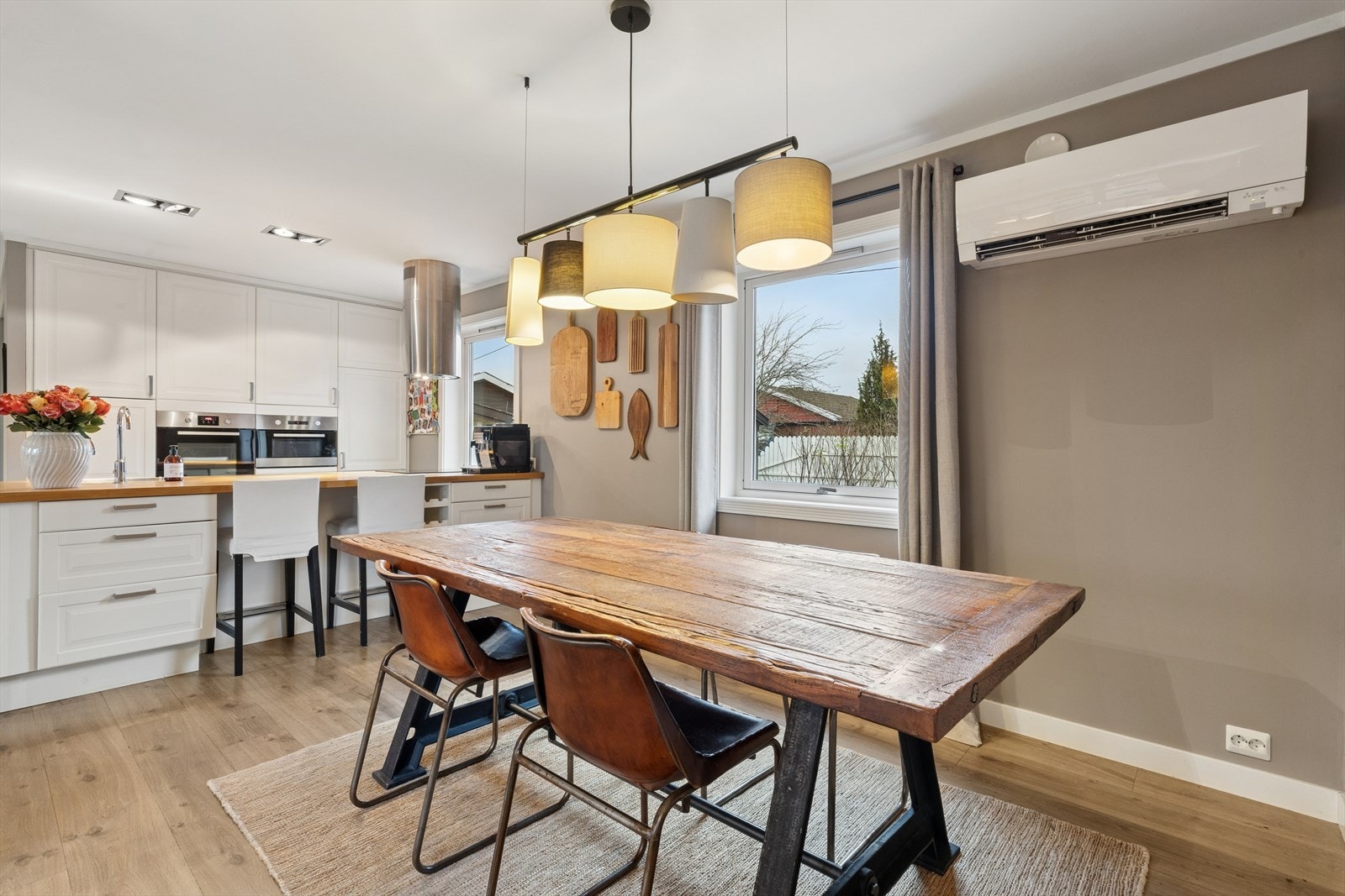 Kjøkkenet har god plass til spisebord hvor du kan nyte et godt måltid. Galleribilde