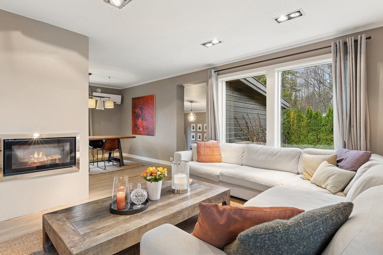 Stuen byr på varme farger og en hyggelig stemning som gjør det lett å føle seg hjemme. Galleribilde