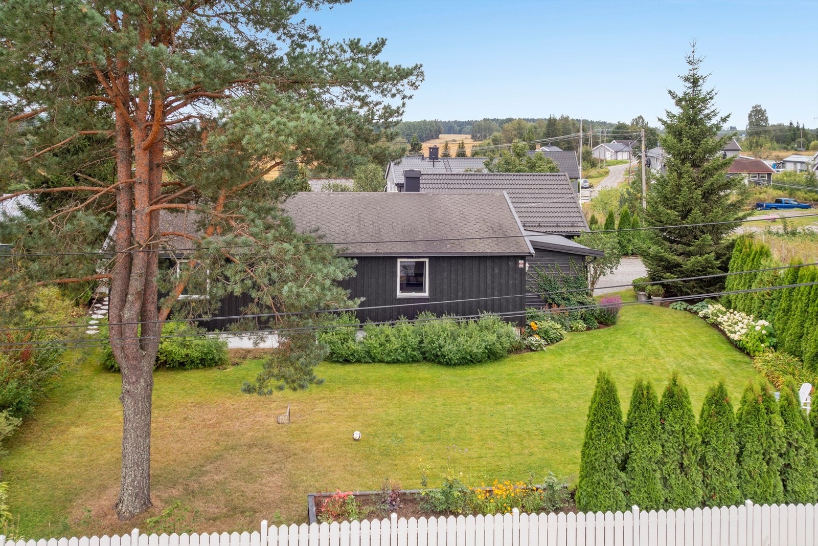 Boligen har en stor hage som er perfekt for diverse aktiviteter, blant annet fotball. Galleribilde