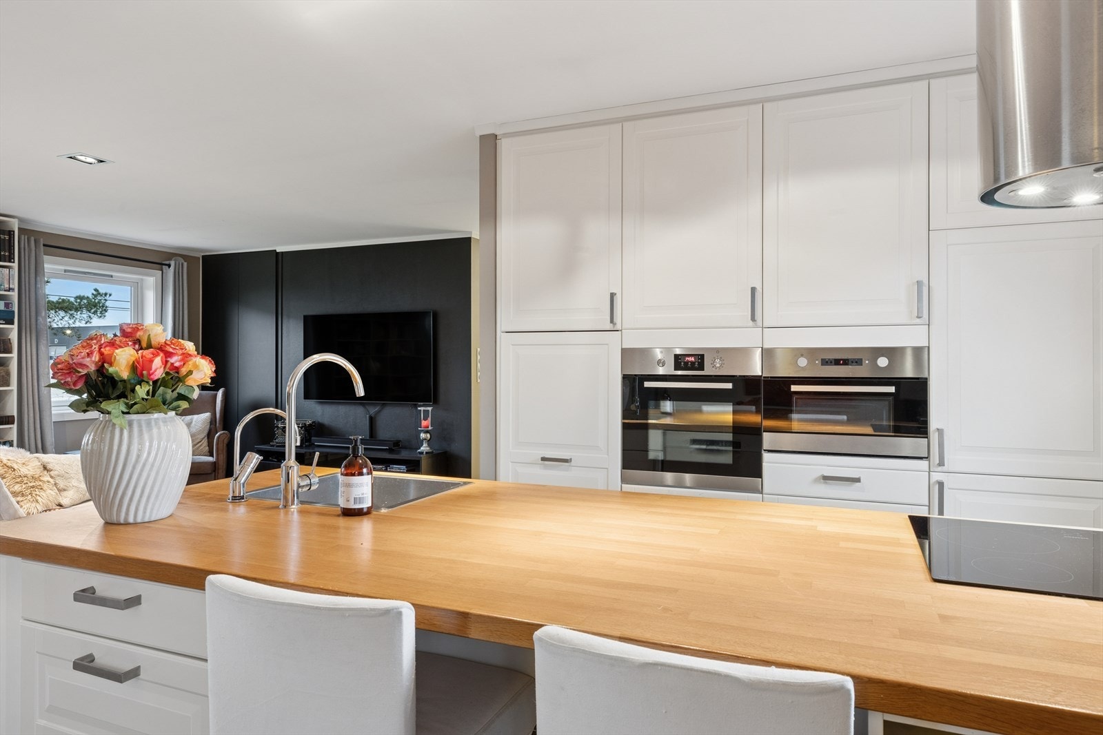 Åpen og romslig kjøkkenløsning med lyse fronter. Galleribilde