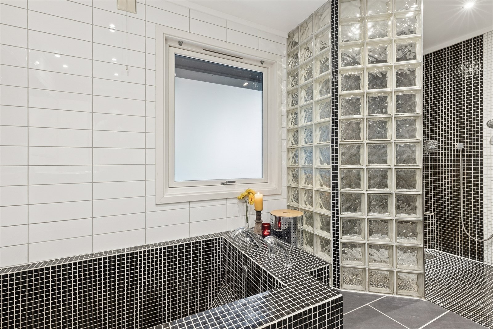 Smart planlagt baderom med både dusj og badekar. Galleribilde