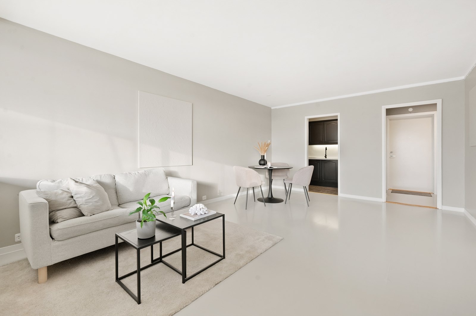 Leiligheten har en romslig stue i lekre tidløse farger som enkelt deles opp til salong og spisestue. Galleribilde