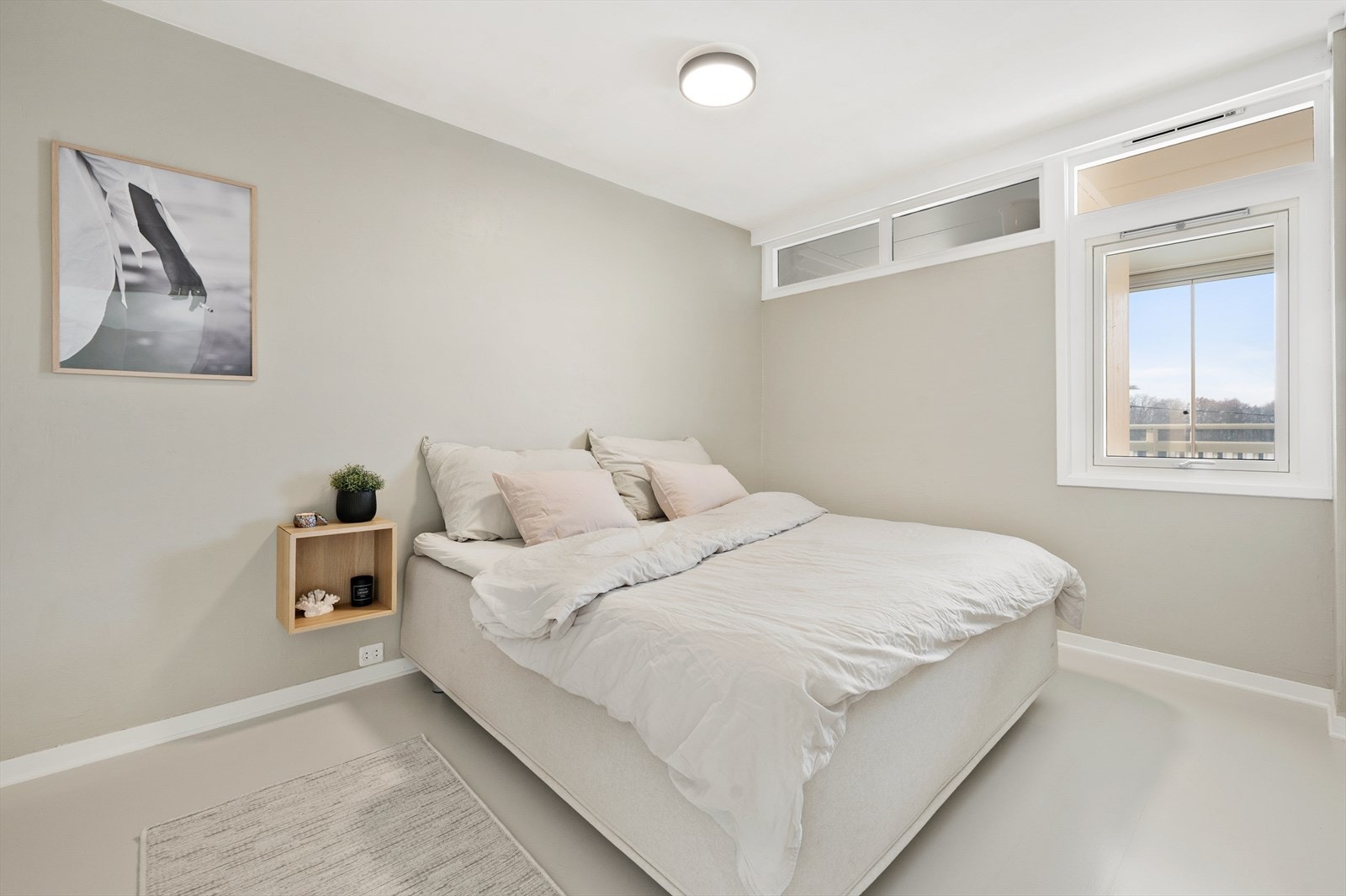 Meget innbydende soverom med god plass til tilleggsmøblement. Galleribilde