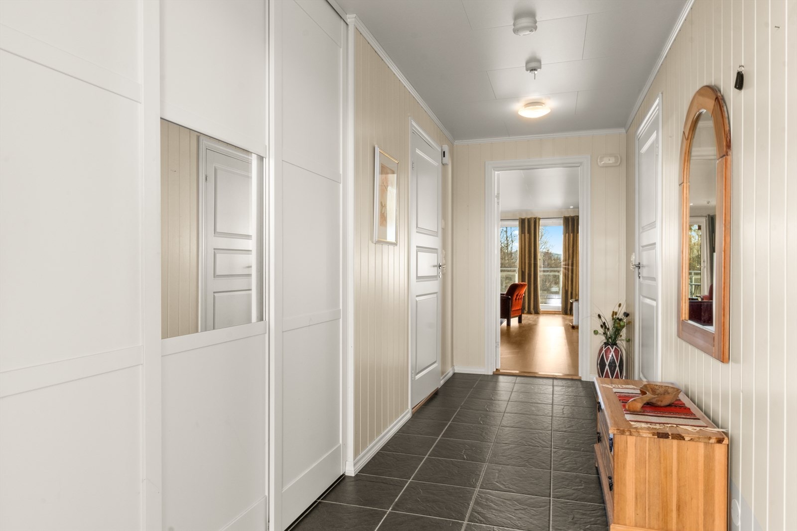 Velkommen inn! Her er det en romslig gang med praktisk skyvedørsgarderobe! Galleribilde