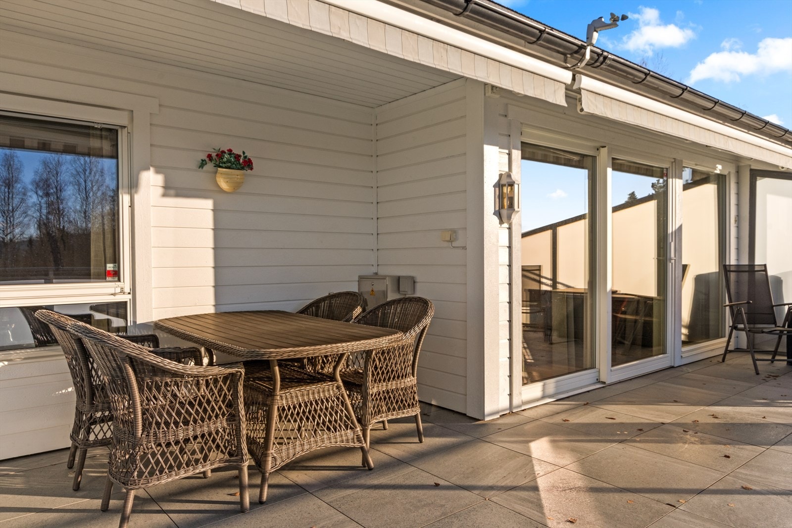 Her er det plassert en praktisk spiseplass. Her er det også et praktisk gassuttak for grillen! Galleribilde