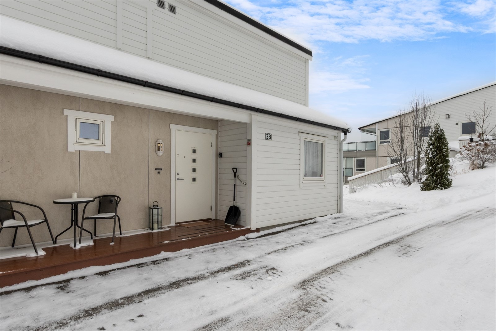 Inngangsparti - her er det også koselig å nyte en kopp kaffe på morgenkvisten ! Galleribilde