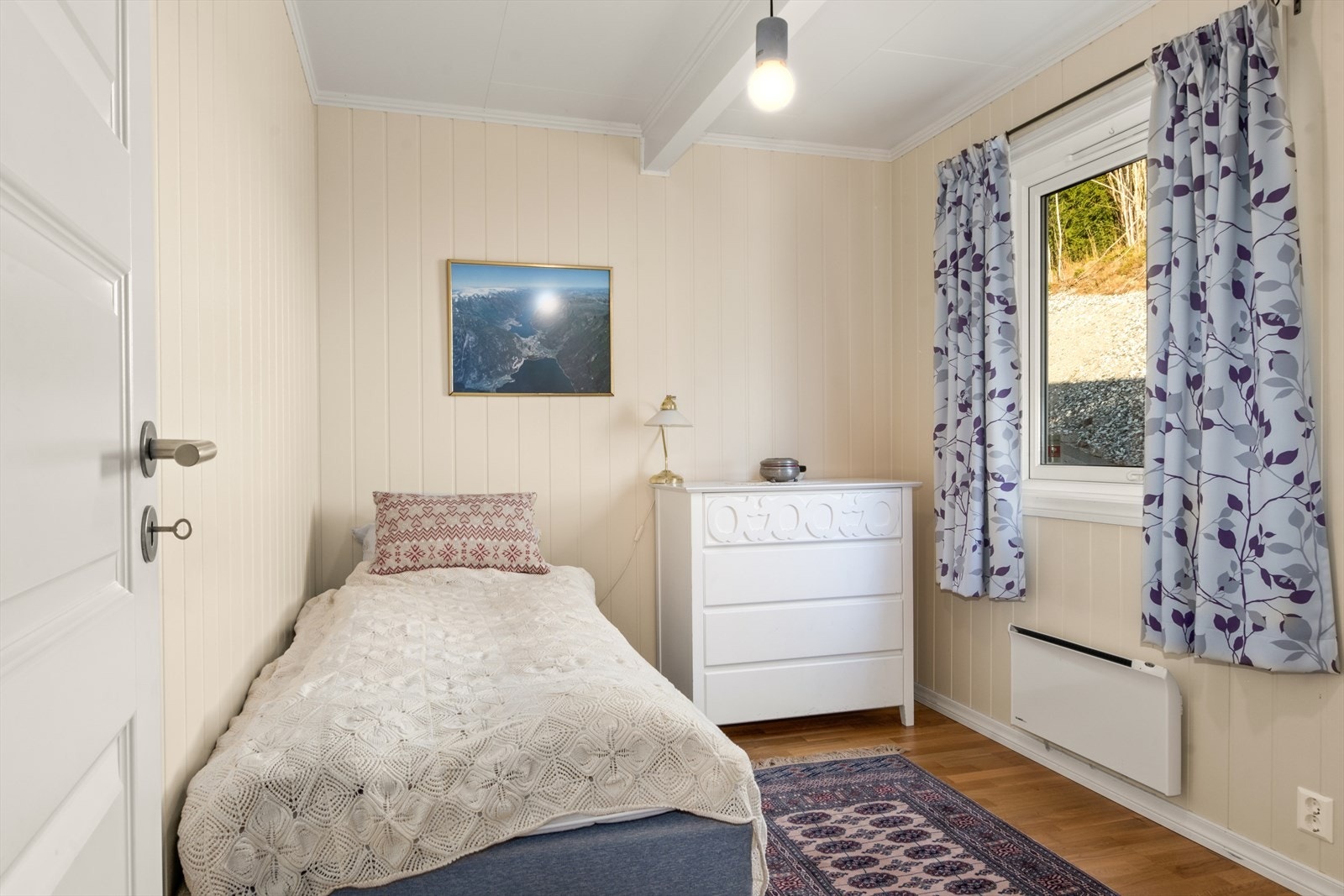 Soverom - her er det et koselig soverom med vindu mot skogen bak. Galleribilde