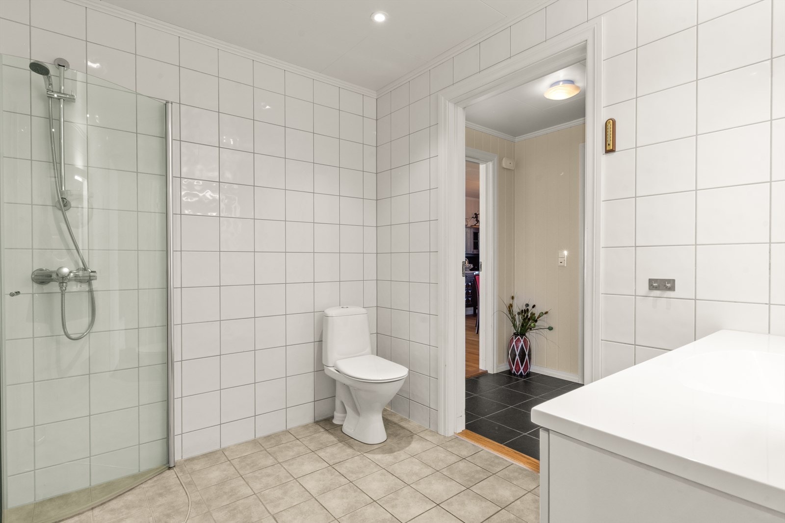 Romslig flislagt bad. Her er det varme i gulvet så det er godt og lunt på de kalde vinterdagene. Galleribilde