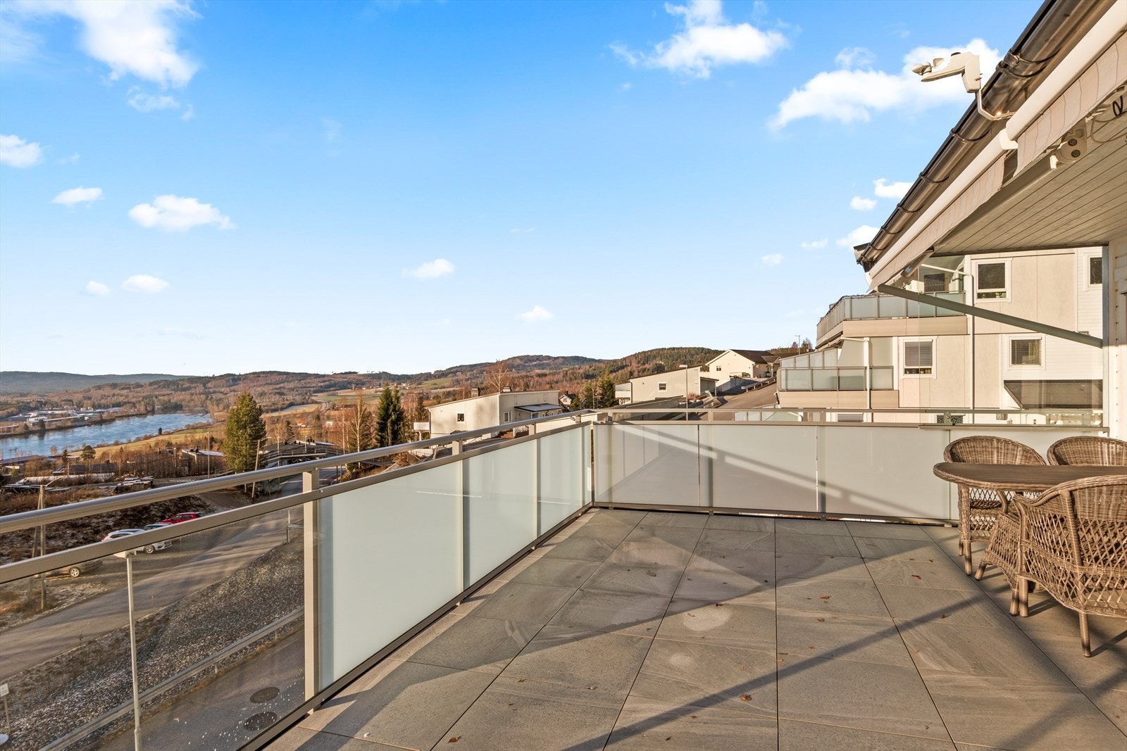 Luftig terrasse - her kan man nyte solrike dager med flott utsikt! Galleribilde