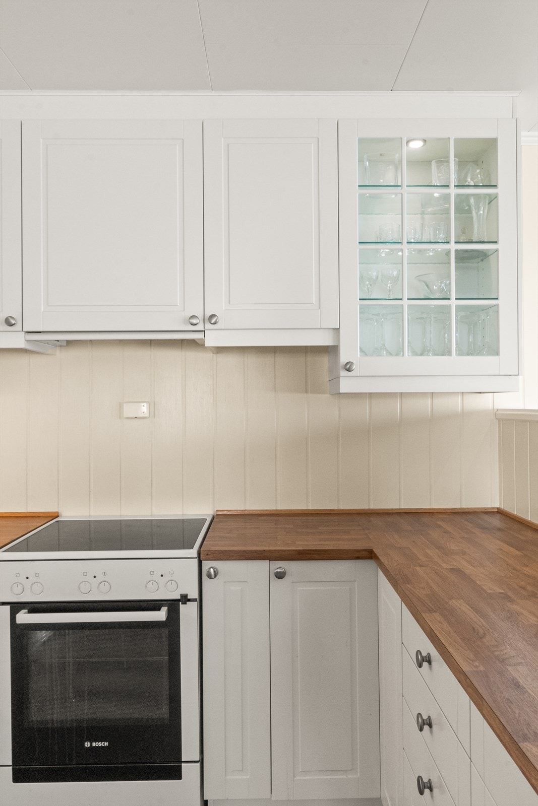 Ett av skapene på kjøkkenet har glassfront og en fin belysning inni. Galleribilde