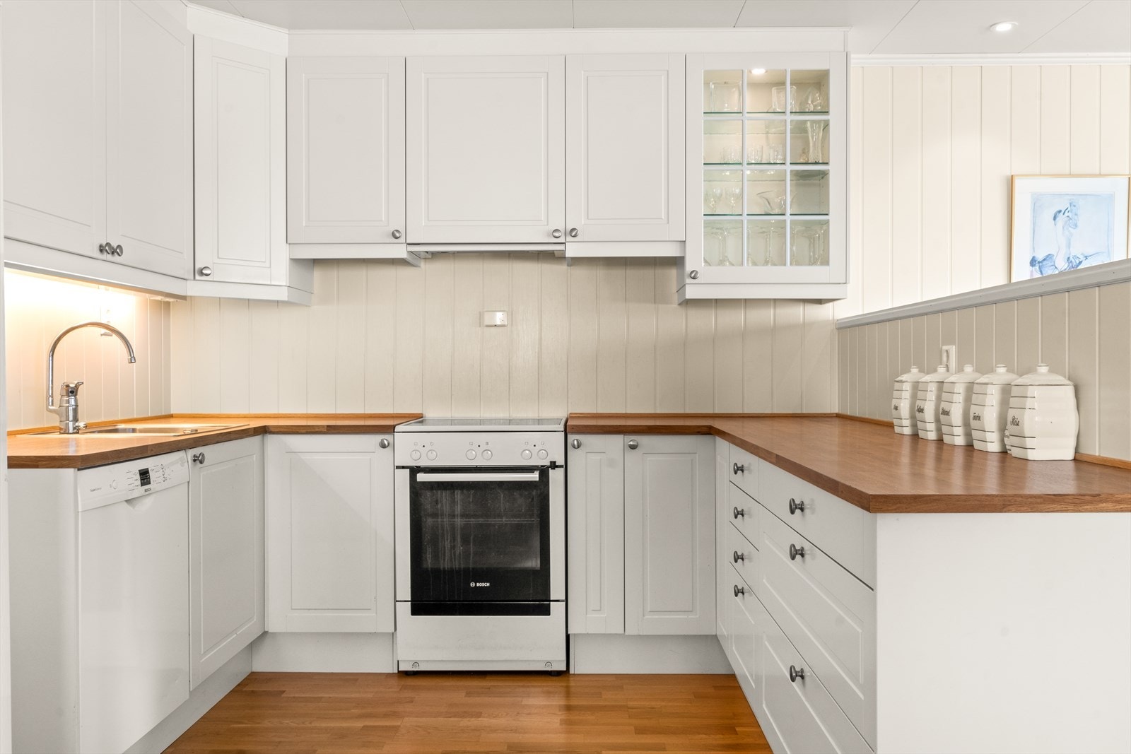 Kjøkkenet er hesteskoformet og har godt med benkeplass. Galleribilde