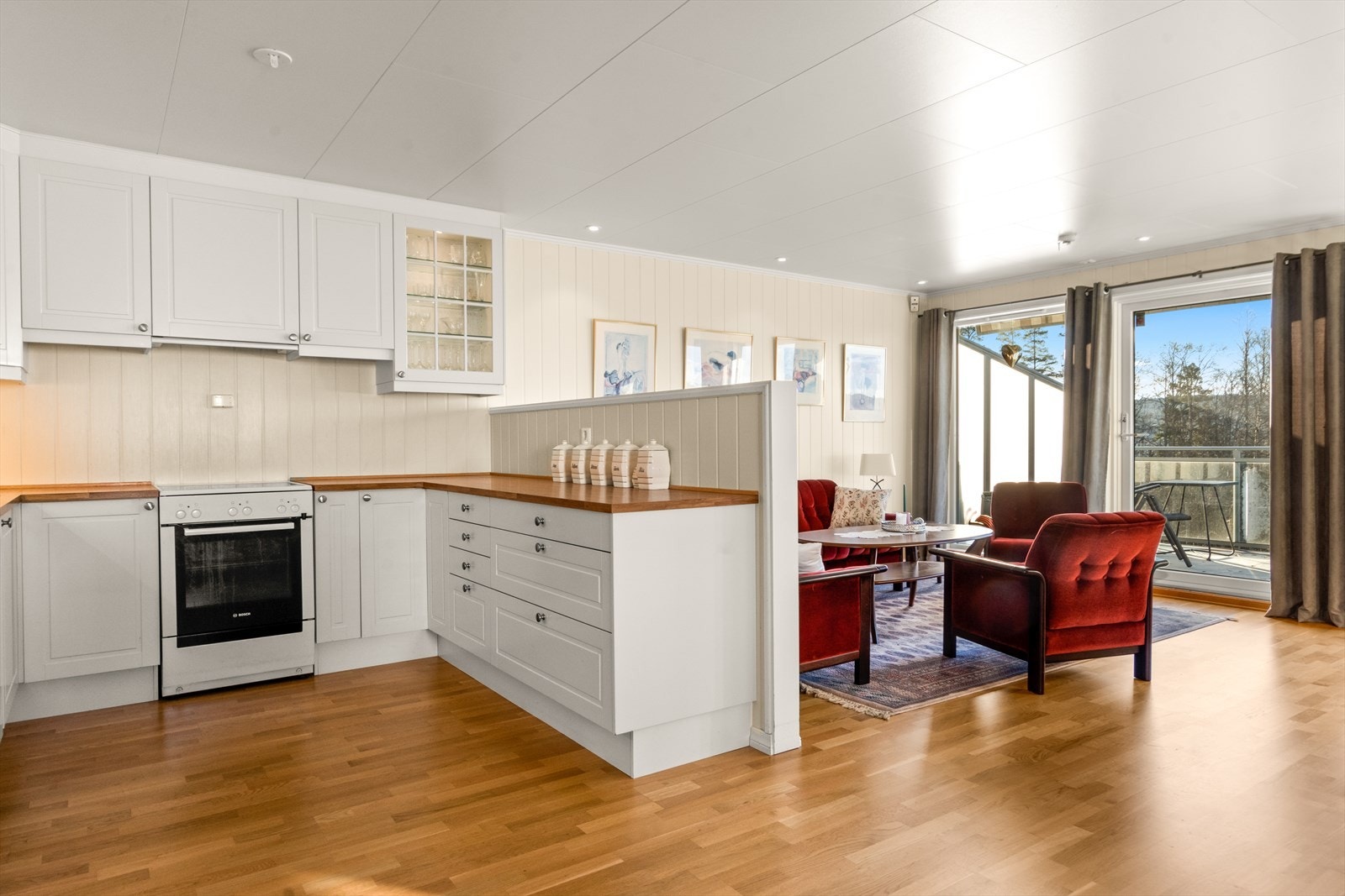 Kjøkken og stue er åpent - praktisk for den gode verten ! Galleribilde