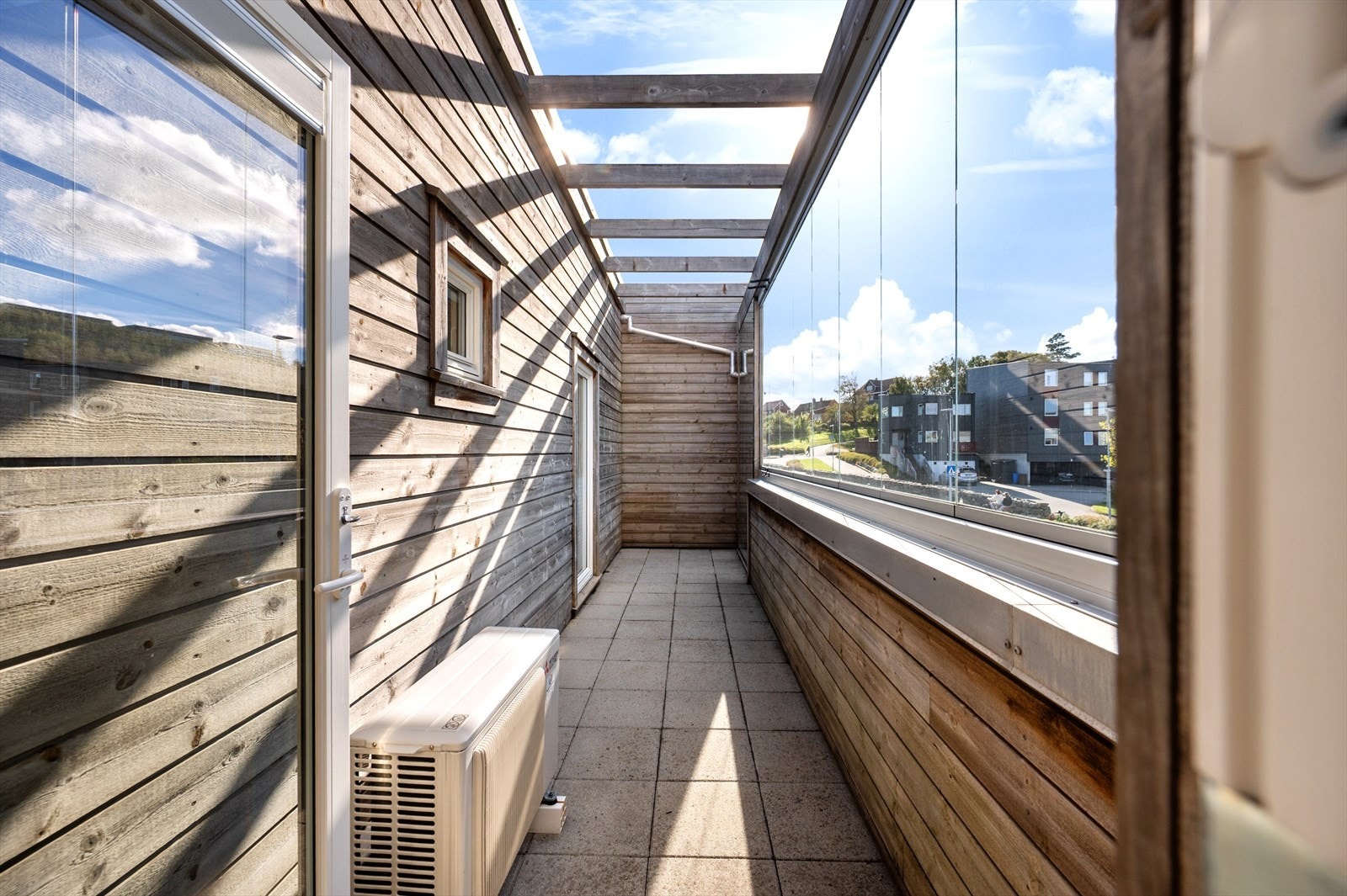 Fra stuen er det utgang til en solrik balkong på ca. 10 kvm. Balkongen fra stuesiden har god plass til utemøblement Galleribilde