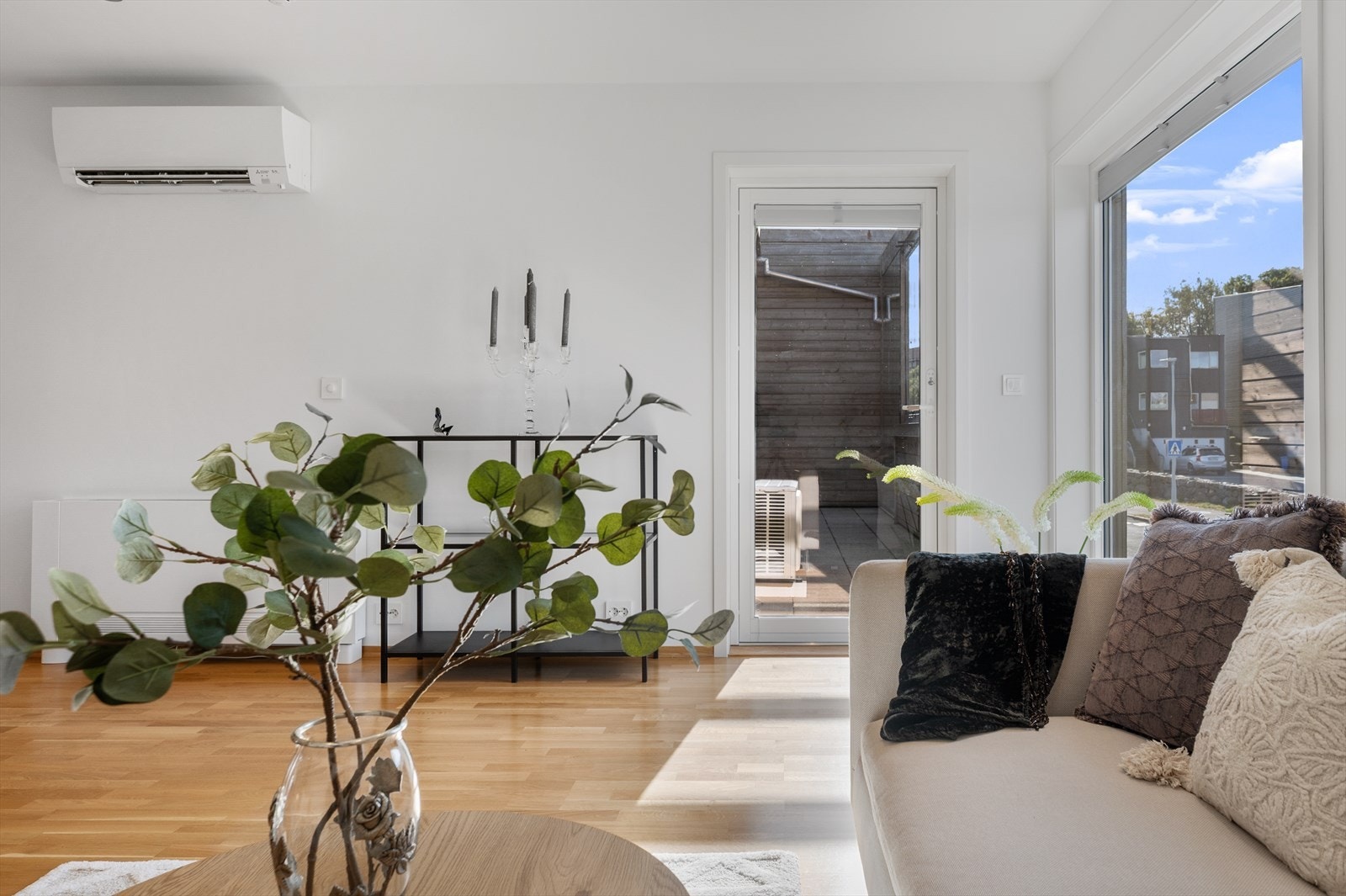 Boligen er tilknyttet fjernvarme og har i tillegg varmepumpe i stuen. Store vindusflater samt døren mot terrassen fyller rommet med naturlig lys Galleribilde