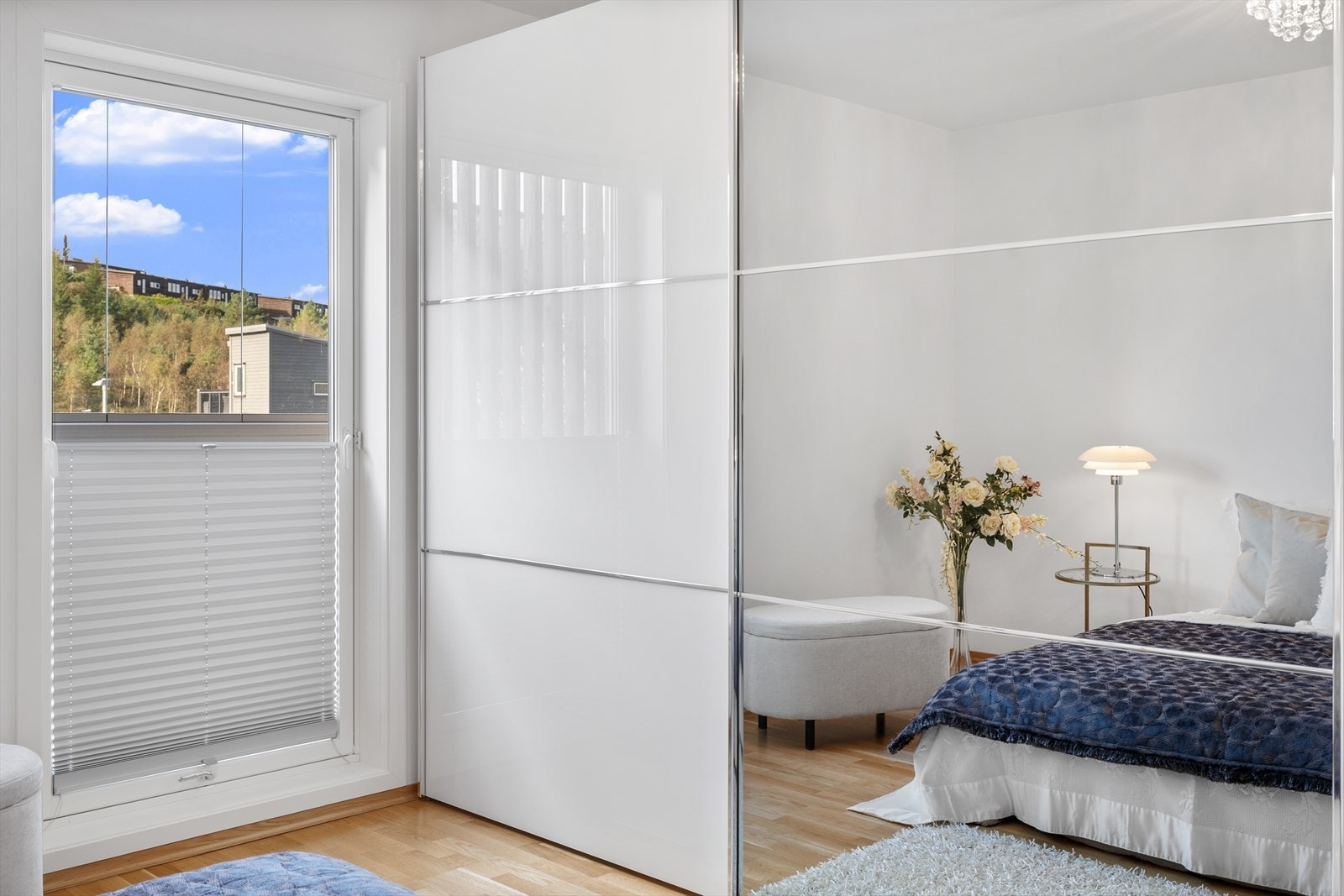 Rommet har en garderobeløsning som gir rikelig med oppbevaringsplass. Galleribilde