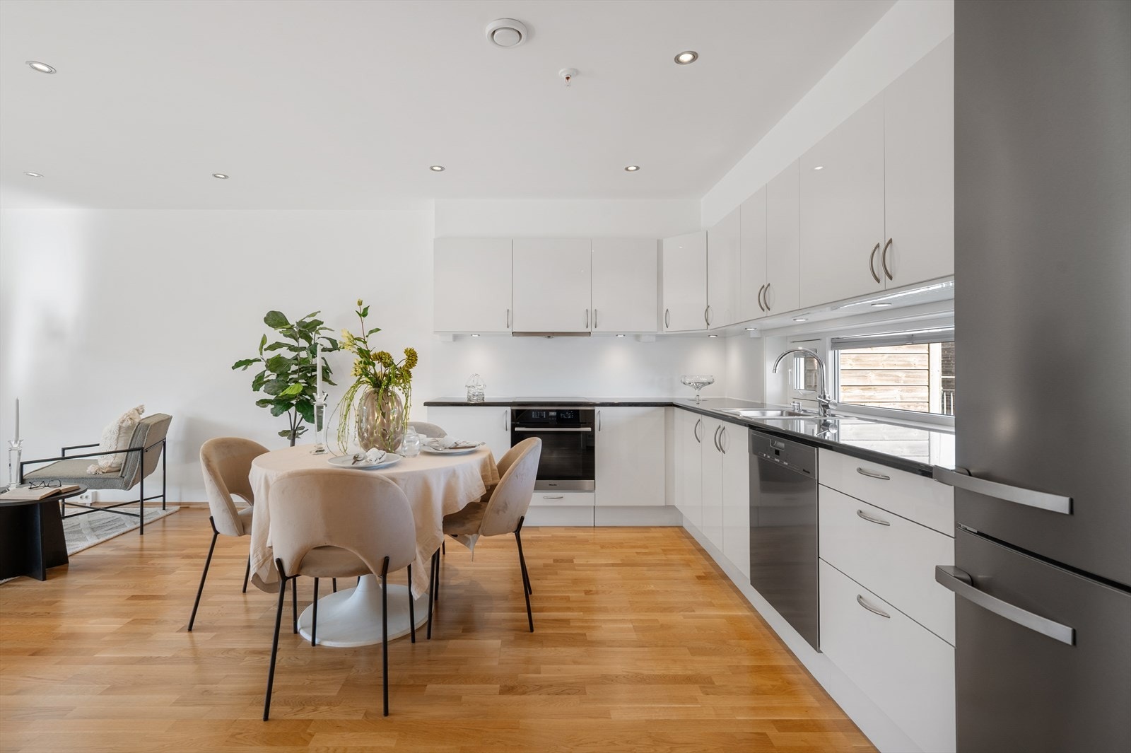 Velkommen til Kjempeholen 1 - En lys og gjennomgående 3-roms selveierleilighet som skiller seg fra mengden med sin sjarm og alle sine gode kvaliteter. Galleribilde