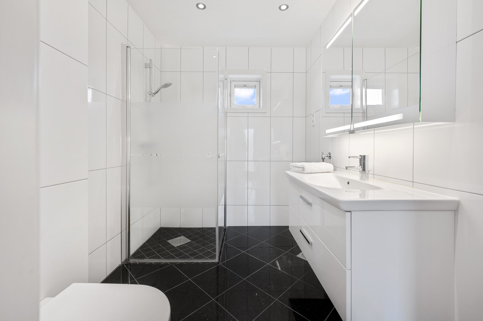 Det er opplegg for vaskemaskin på badet. Galleribilde