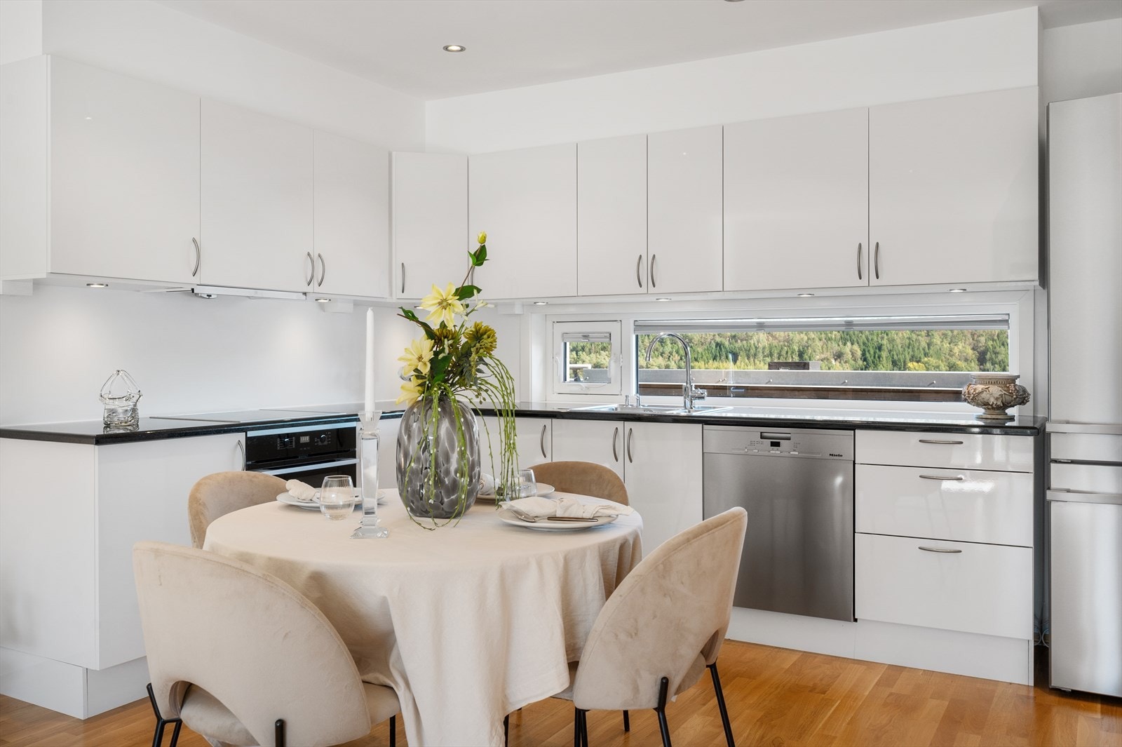 I spisestuen er det god plass til et langbord og gode vindusflater slipper inn rikelig med naturlig lys Galleribilde