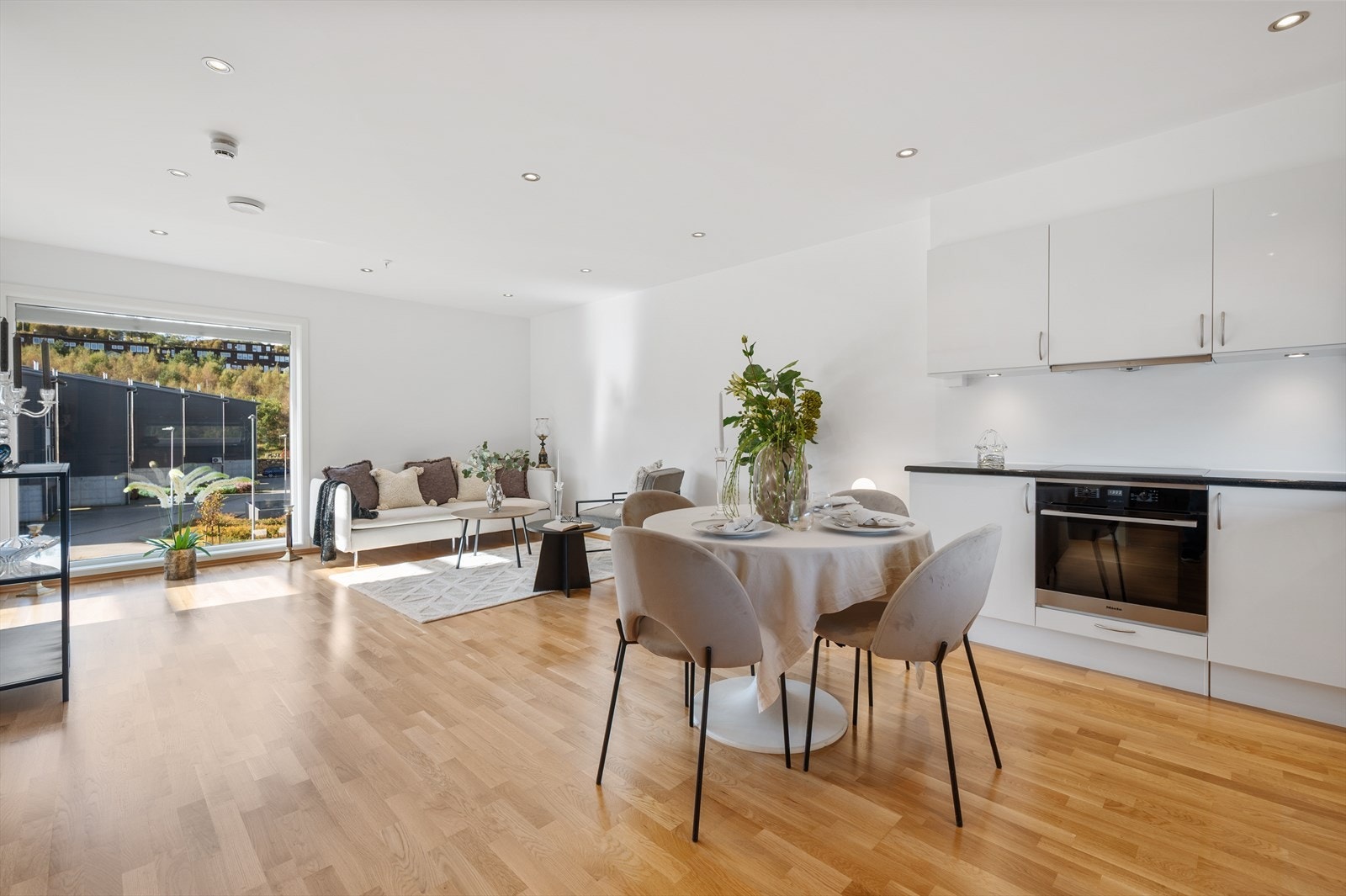 Lekker 3-roms selveierleilighet med en fin beliggenhet i et etablert og barnevennlig boligområde. Galleribilde