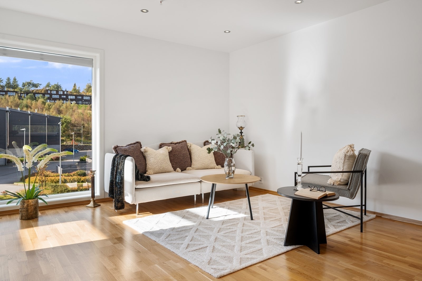 Praktisk planløsning som inneholder entré, stue/kjøkken i åpen løsning, bad, innvendig bod og to soverom. Galleribilde