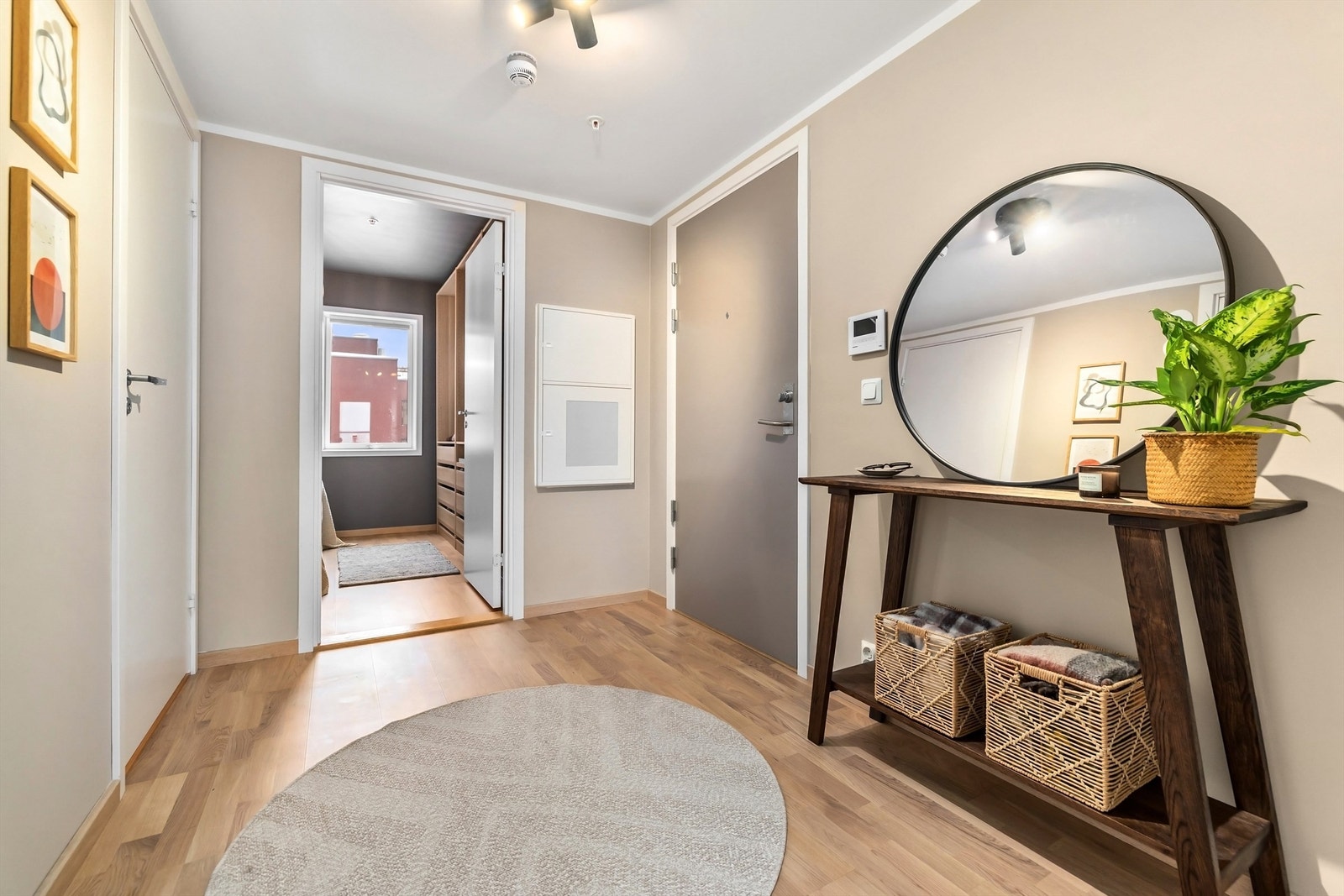 Entréen har i tillegg lyd- og brannklassifisert ytterdør og portåpner med kamera. Galleribilde