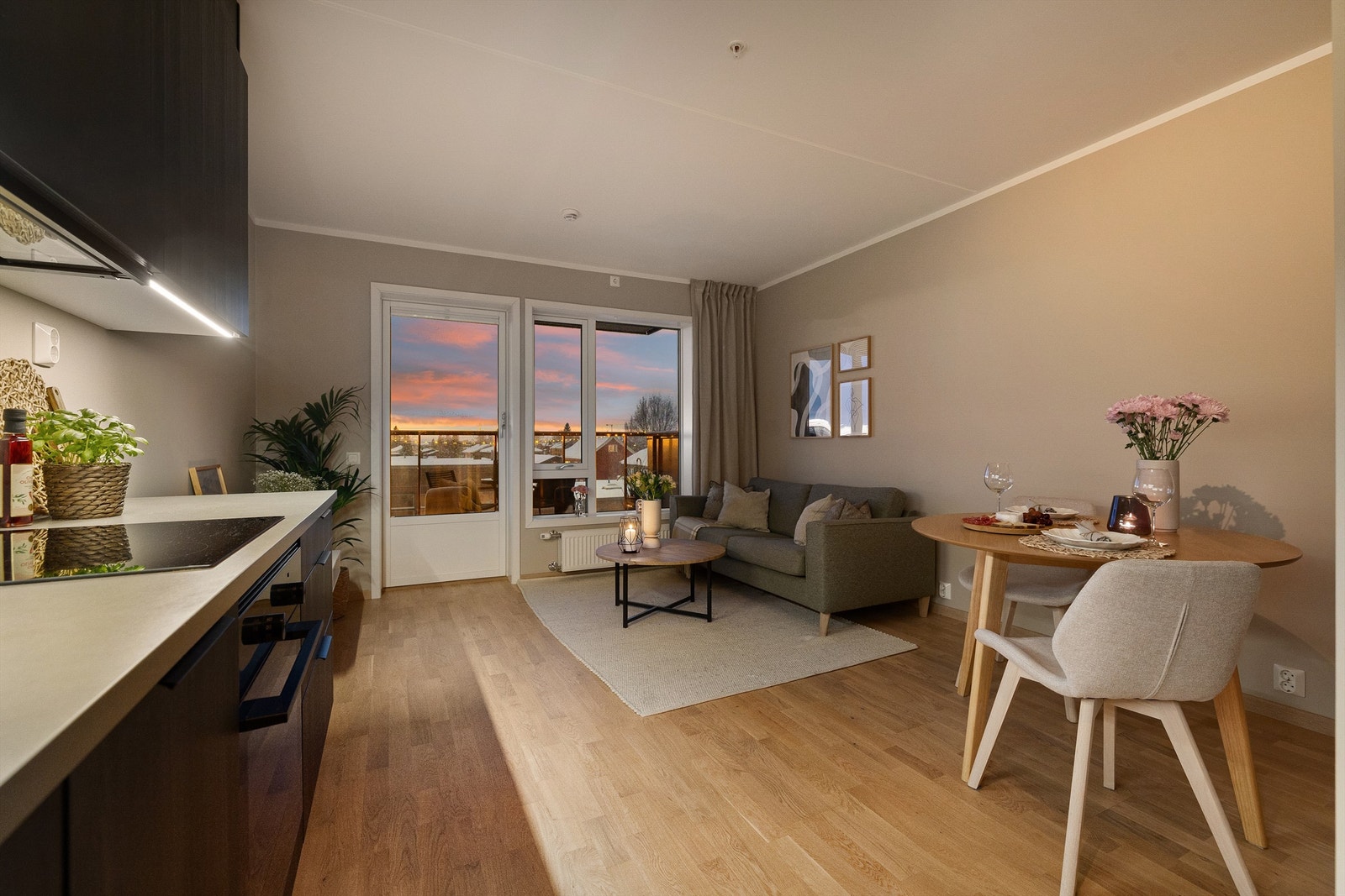 Stuen ble i etterkant av overlevering i 2024 malt opp i lune og tidsriktige farger som bidrar til en behagelig atmosfære. Galleribilde