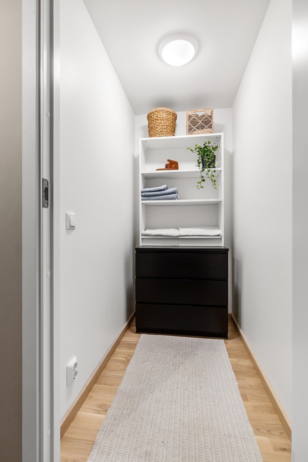 Entréen er tilknyttet en praktisk innvendig bod. Galleribilde