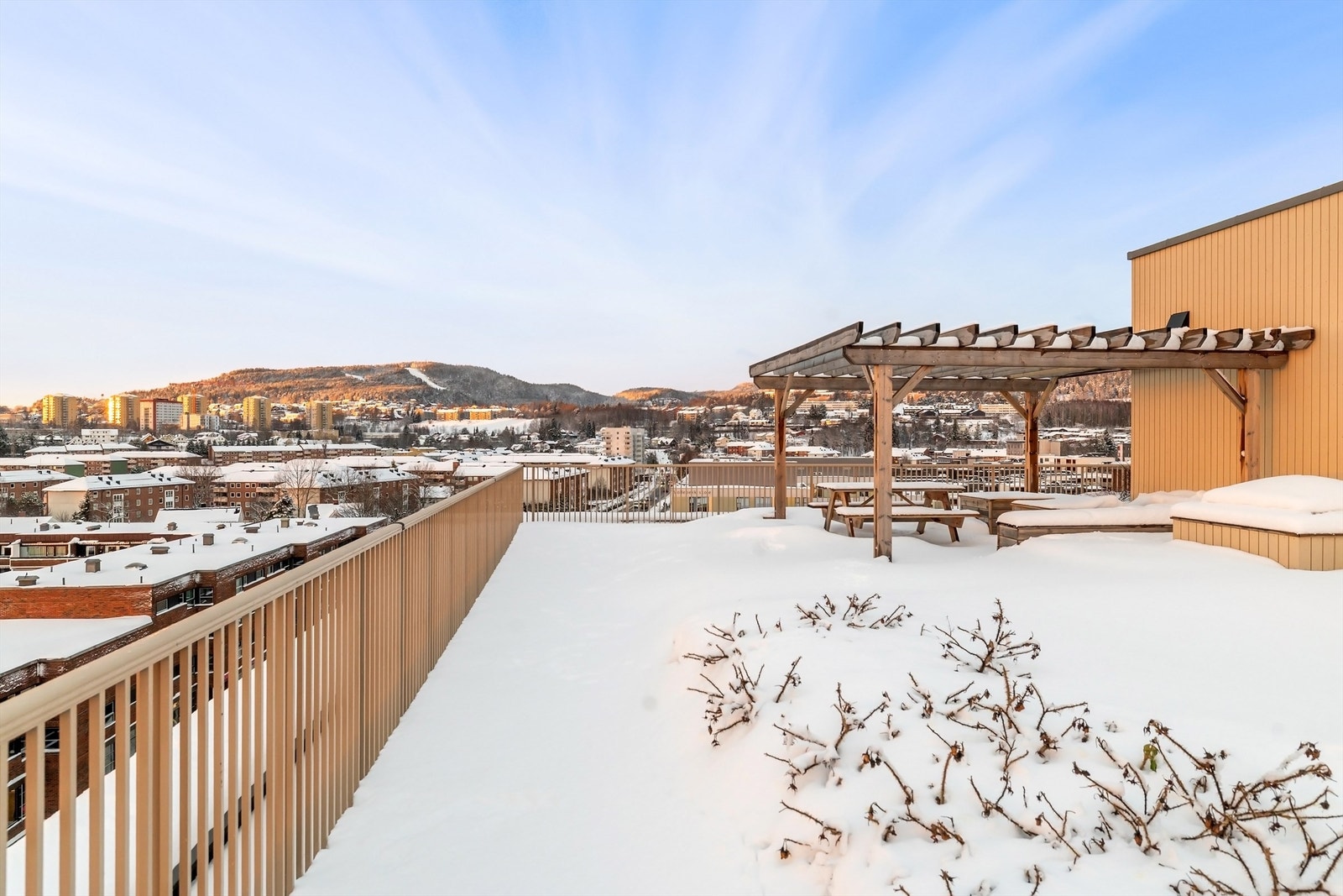 Takterrassen har flere sittegrupper og egner seg perfekt til alle type sammenkomster. Galleribilde