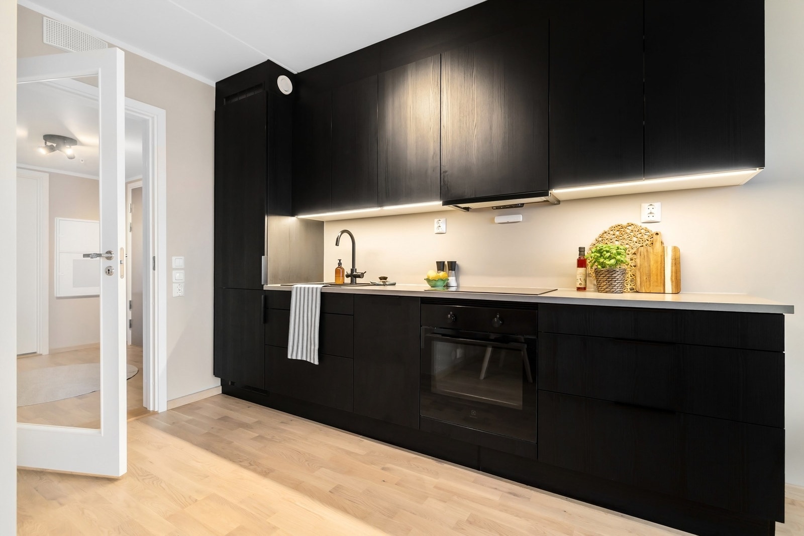 Hvitevarene medfølger og består av integrert kjøleskap med fryser, oppvaskmaskin, stekeovn, induksjonstopp og ventilator med avtrekk. Galleribilde