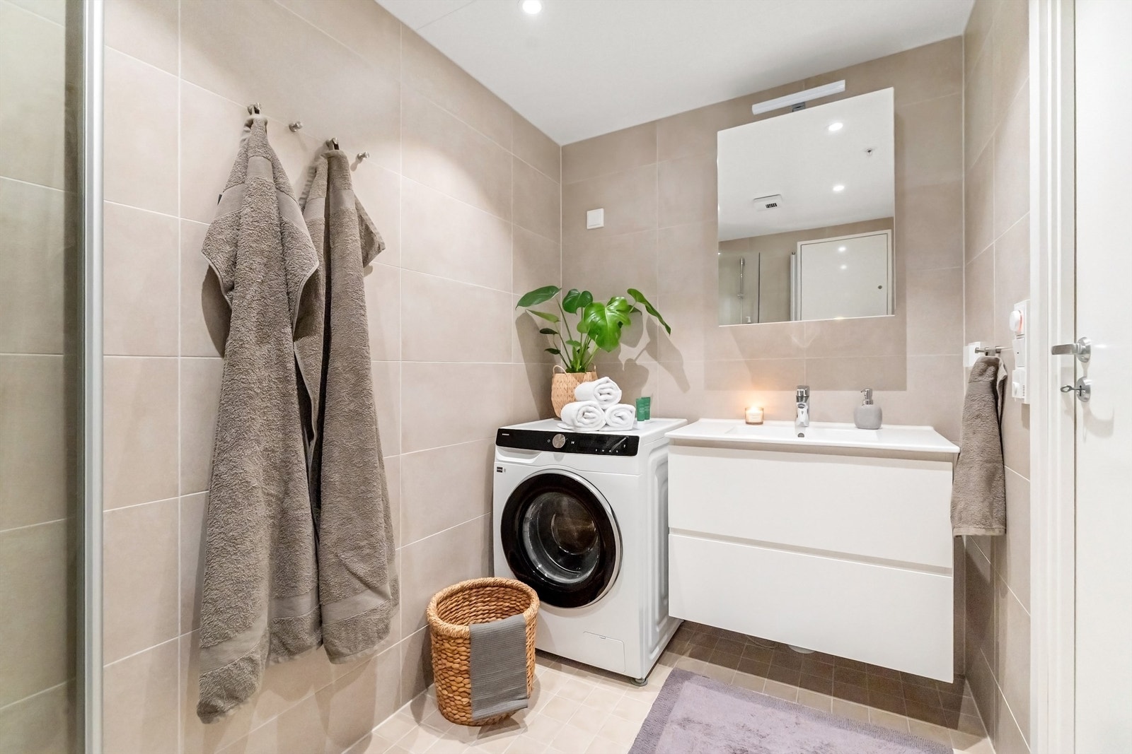 Det er opplegg for både vaskemaskin og tørketrommel. Galleribilde