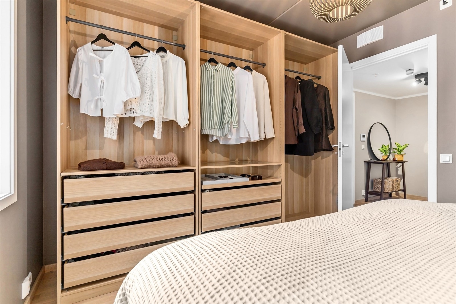 Soverommet har i tillegg godt med garderobeplass. Galleribilde