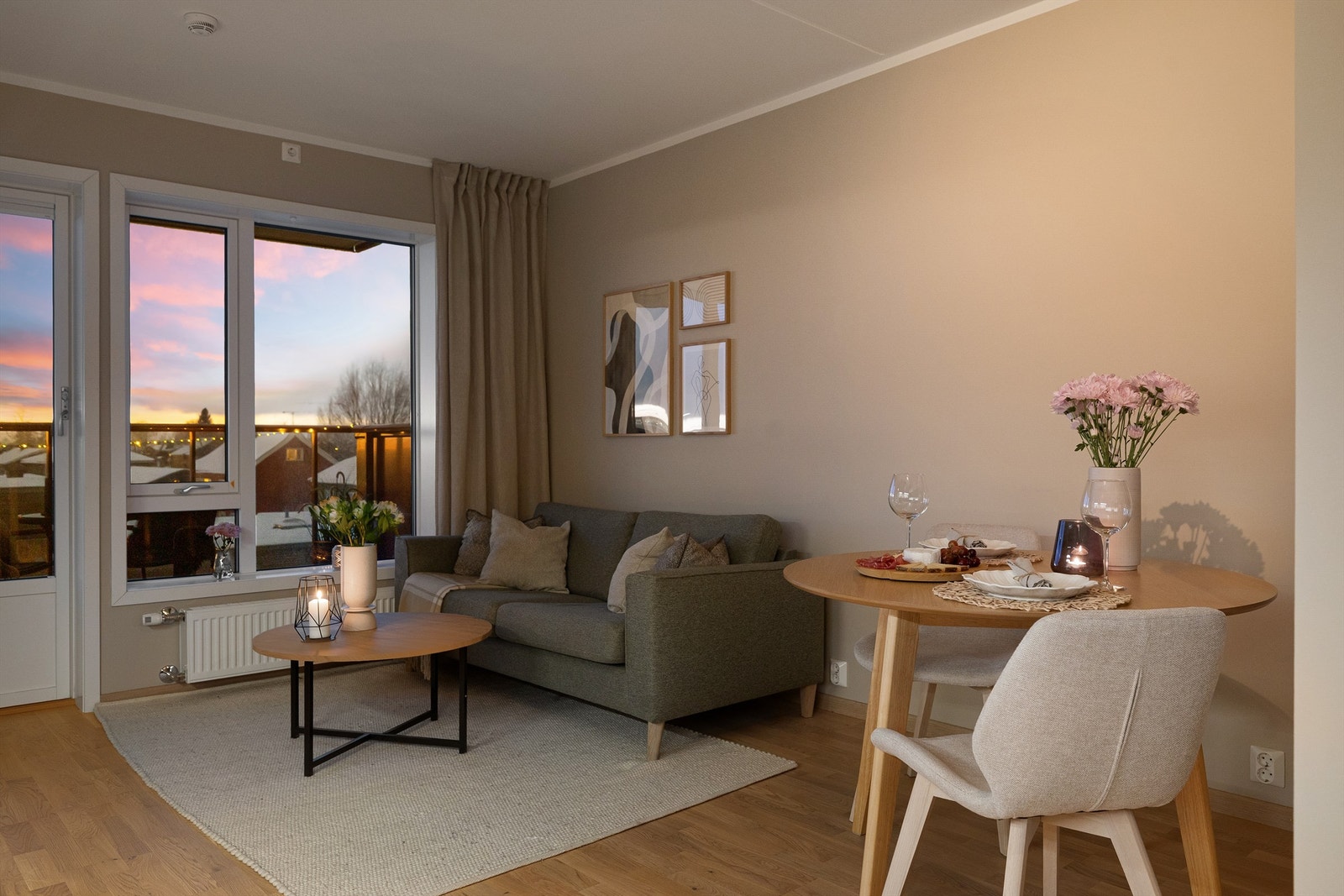 Stuen har plass til både sofagruppe og spisebord. Galleribilde